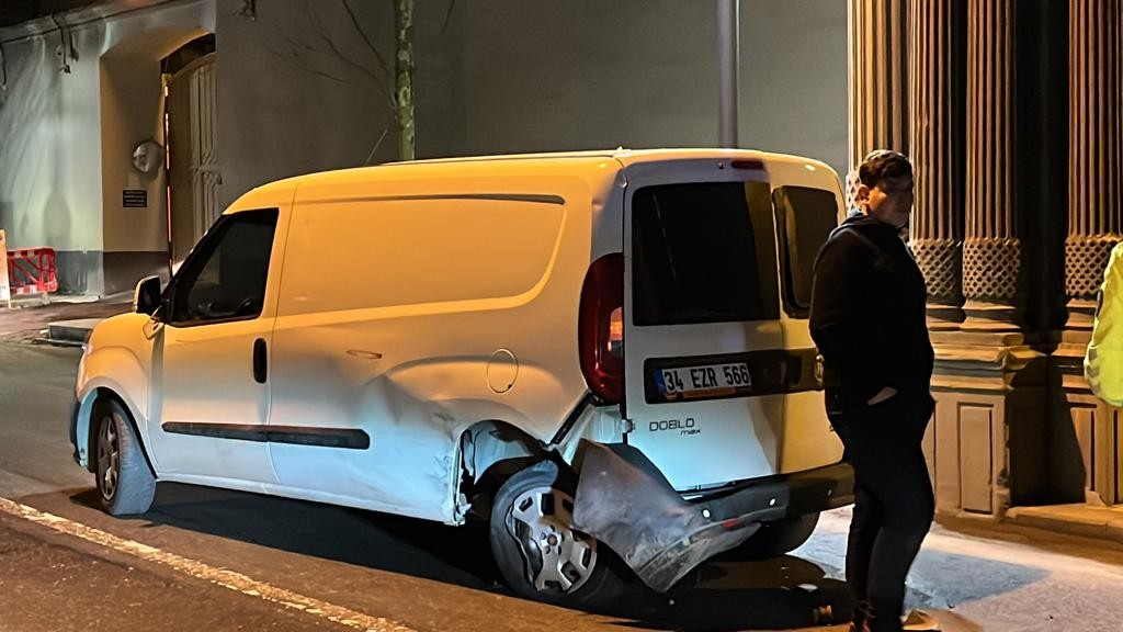 Beşiktaş’ta hafif ticari araca çarpan lüks otomobil savrularak kaldırıma vurduktan sonra alev alev yandı. Otomobilin sürücüsü aracın yandığını ...