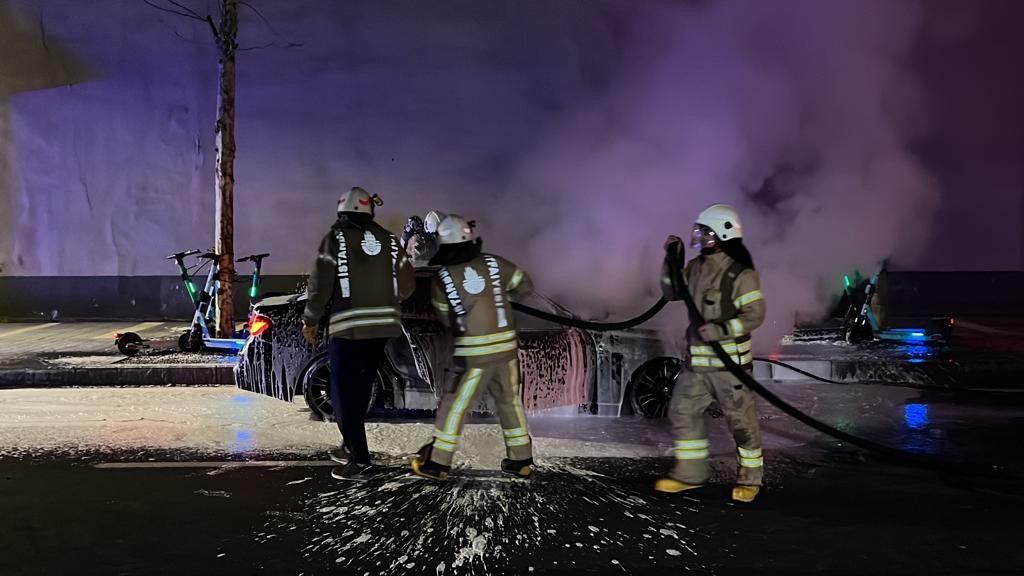 Beşiktaş’ta hafif ticari araca çarpan lüks otomobil savrularak kaldırıma vurduktan sonra alev alev yandı. Otomobilin sürücüsü aracın yandığını ...