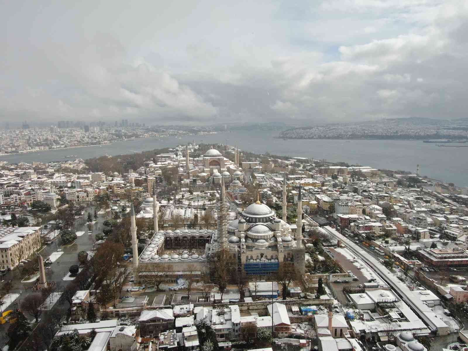 İstanbul’da etkili olan kar yağışıyla tarihi yarımada beyaza büründü. Sultanahmet Camii, Ayasofya-i Kebir Cami-i Şerifi ve Topkapı Sarayı’nı ...