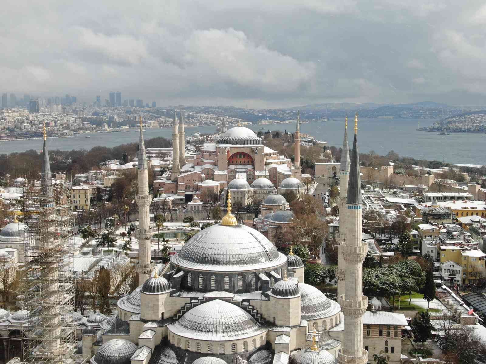 İstanbul’da etkili olan kar yağışıyla tarihi yarımada beyaza büründü. Sultanahmet Camii, Ayasofya-i Kebir Cami-i Şerifi ve Topkapı Sarayı’nı ...