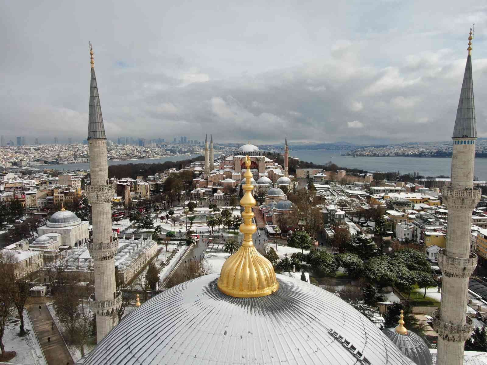 İstanbul’da etkili olan kar yağışıyla tarihi yarımada beyaza büründü. Sultanahmet Camii, Ayasofya-i Kebir Cami-i Şerifi ve Topkapı Sarayı’nı ...