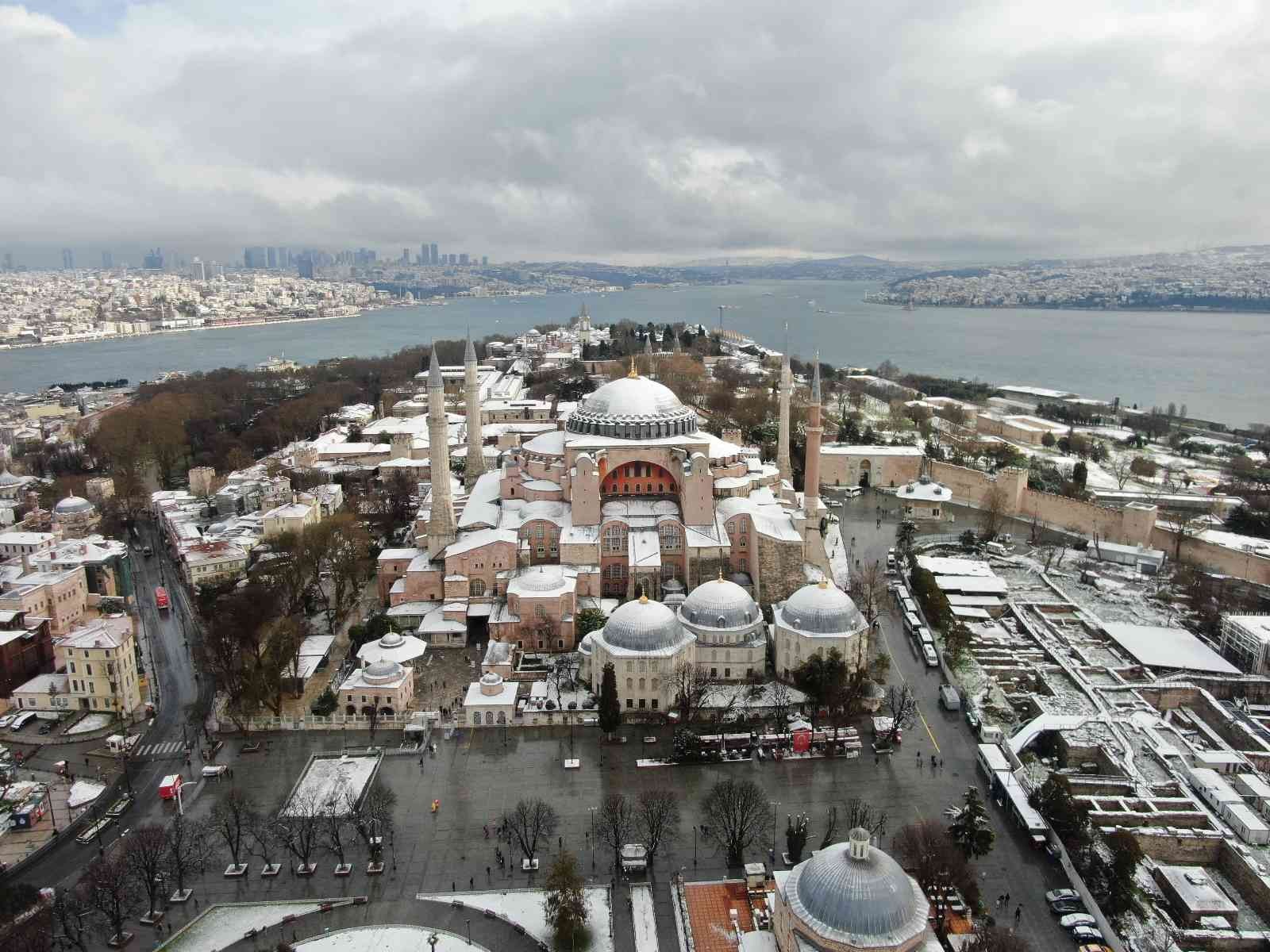 İstanbul’da etkili olan kar yağışıyla tarihi yarımada beyaza büründü. Sultanahmet Camii, Ayasofya-i Kebir Cami-i Şerifi ve Topkapı Sarayı’nı ...