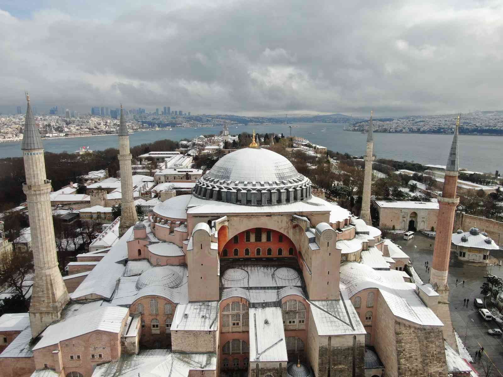 İstanbul’da etkili olan kar yağışıyla tarihi yarımada beyaza büründü. Sultanahmet Camii, Ayasofya-i Kebir Cami-i Şerifi ve Topkapı Sarayı’nı ...