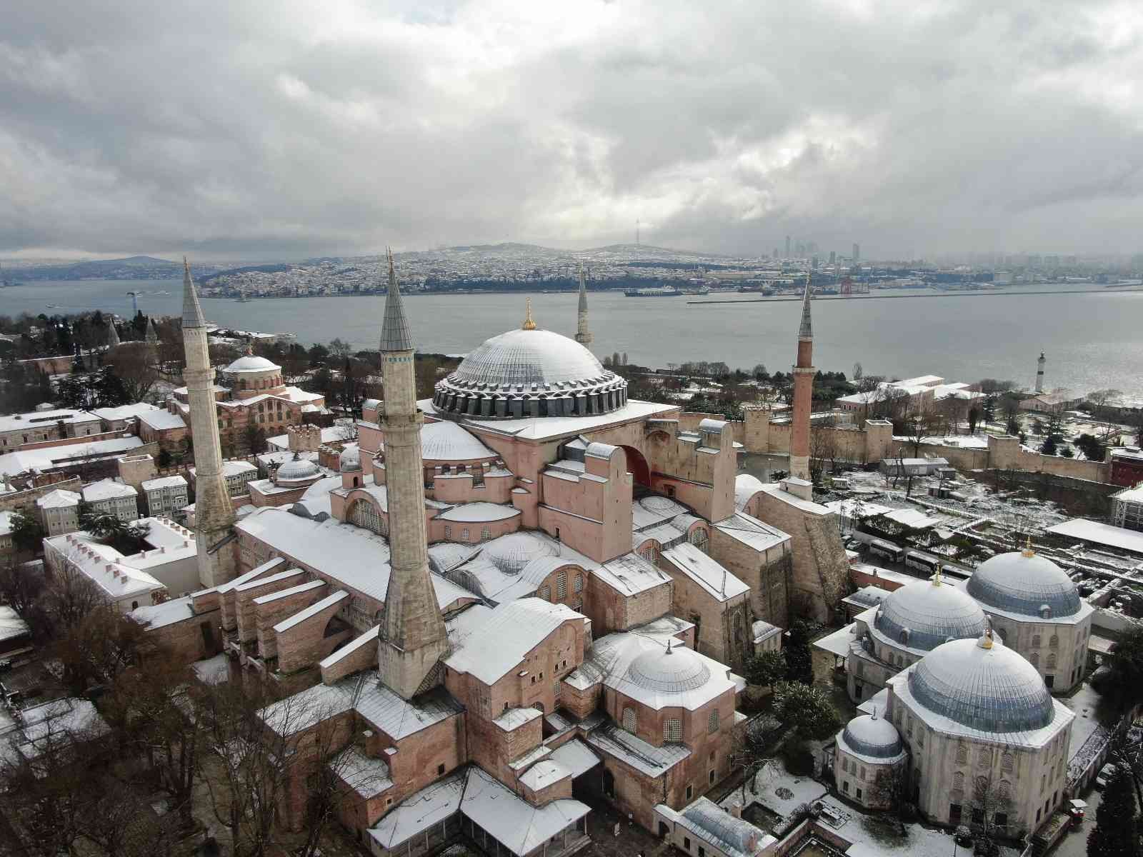 İstanbul’da etkili olan kar yağışıyla tarihi yarımada beyaza büründü. Sultanahmet Camii, Ayasofya-i Kebir Cami-i Şerifi ve Topkapı Sarayı’nı ...