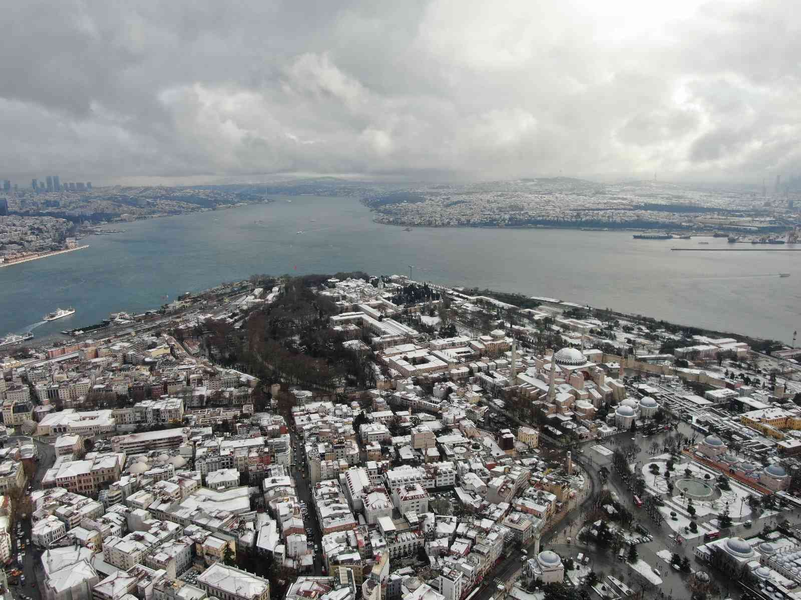 İstanbul’da etkili olan kar yağışıyla tarihi yarımada beyaza büründü. Sultanahmet Camii, Ayasofya-i Kebir Cami-i Şerifi ve Topkapı Sarayı’nı ...