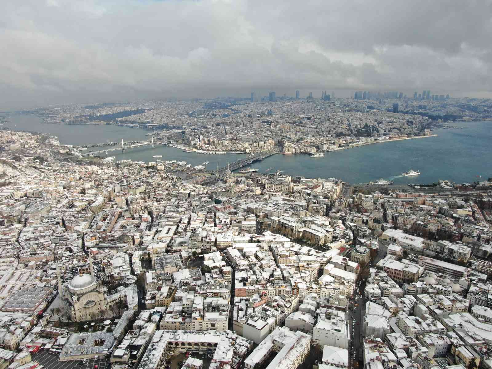 İstanbul’da etkili olan kar yağışıyla tarihi yarımada beyaza büründü. Sultanahmet Camii, Ayasofya-i Kebir Cami-i Şerifi ve Topkapı Sarayı’nı ...