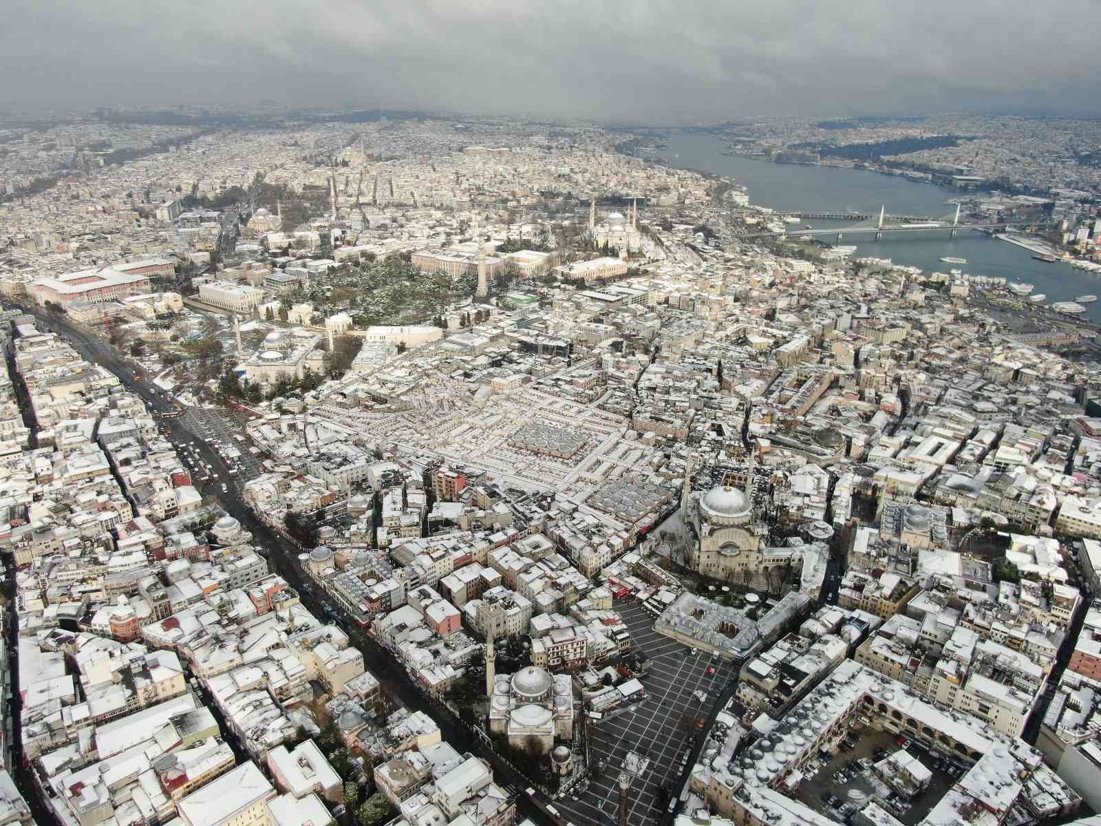 İstanbul’da etkili olan kar yağışıyla tarihi yarımada beyaza büründü. Sultanahmet Camii, Ayasofya-i Kebir Cami-i Şerifi ve Topkapı Sarayı’nı ...