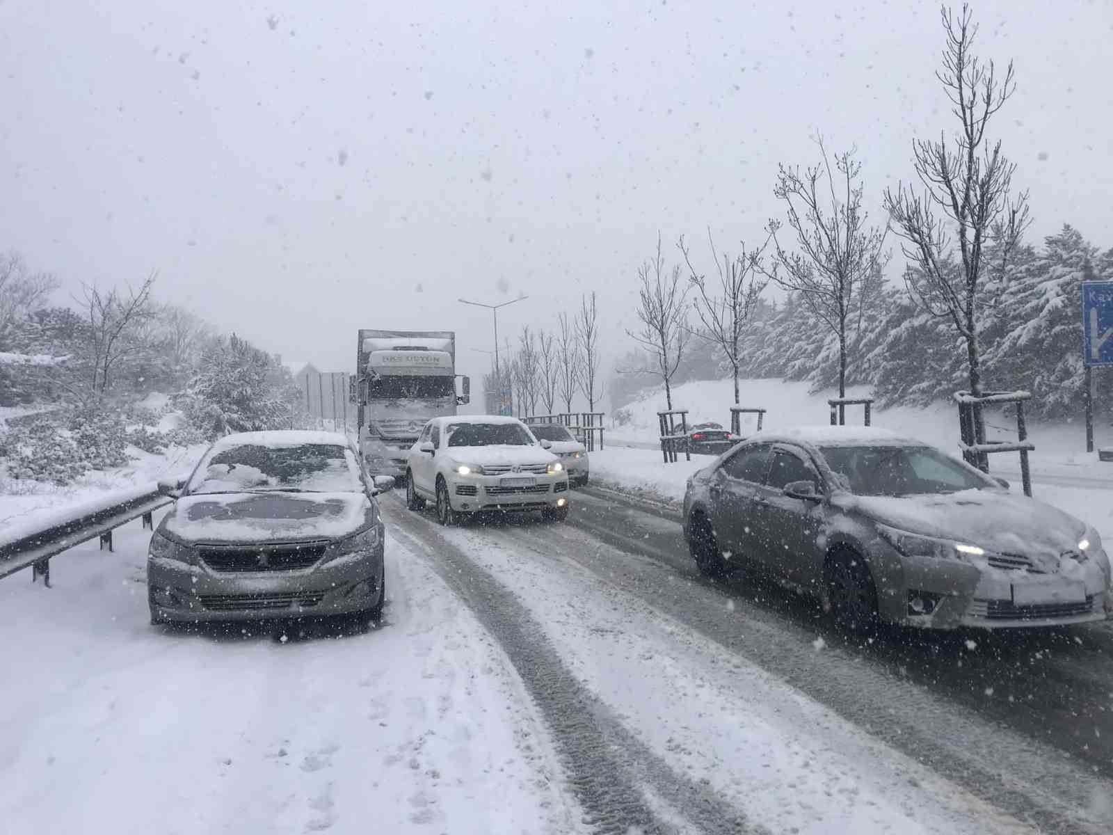 İstanbul’da etkili olan kar yağışı şehrin birçok noktasını beyaza bürüdü. Beykoz’da şiddetli kar yağışından dolayı bazı sürücüler yolda kaldı ...