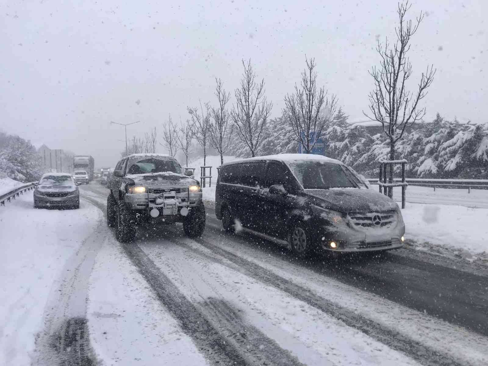 İstanbul’da etkili olan kar yağışı şehrin birçok noktasını beyaza bürüdü. Beykoz’da şiddetli kar yağışından dolayı bazı sürücüler yolda kaldı ...