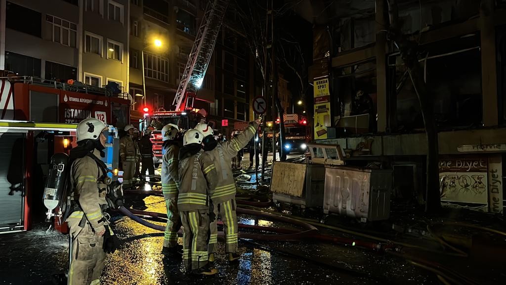 Beylikdüzü Gürpınar Mahallesinde bulunan ikinci el eşya dükkanı (spotçu) alev alev yandı. 6 katlı binanın giriş ve birinci katında bulunan ...