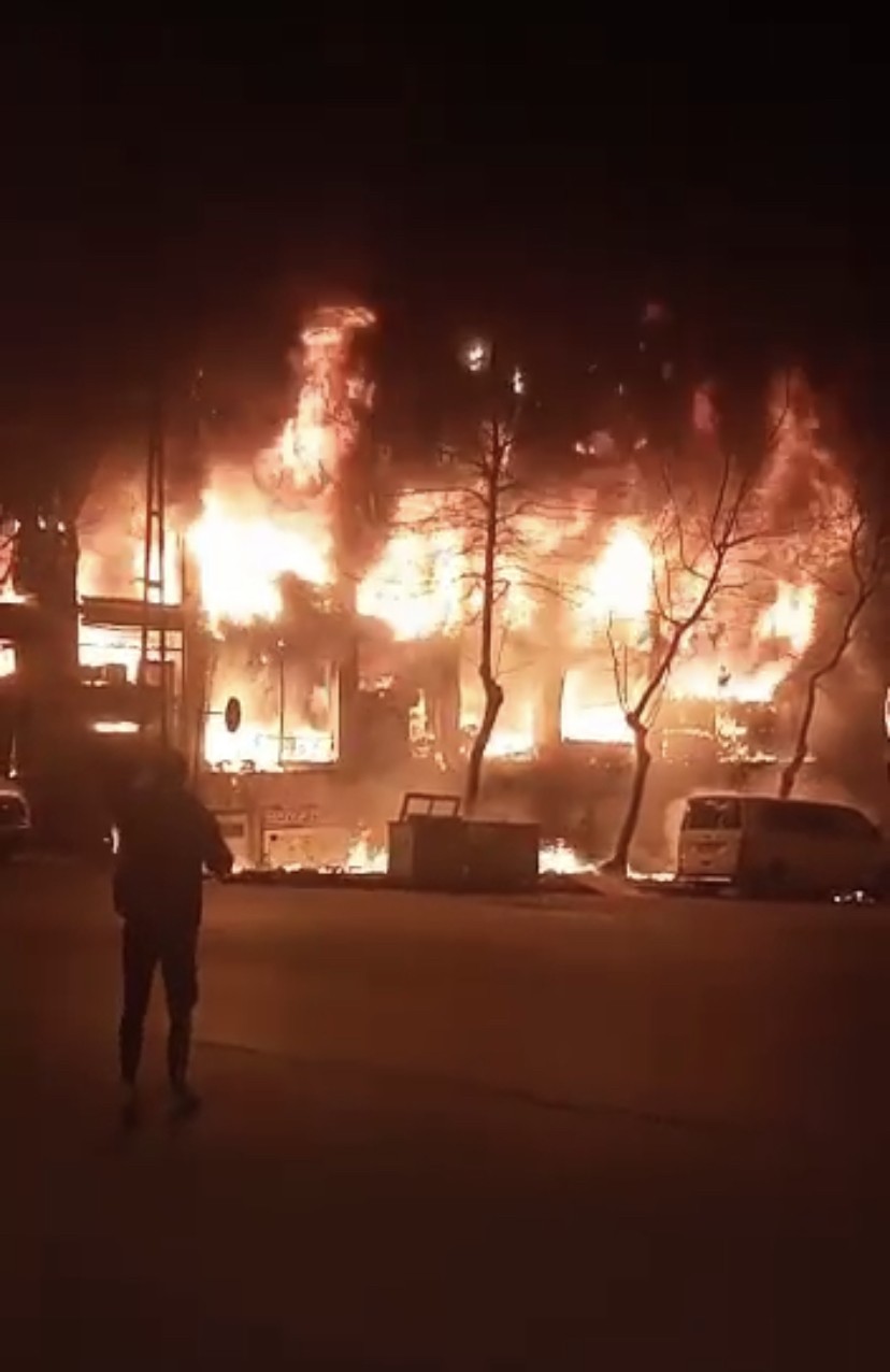 Beylikdüzü Gürpınar Mahallesinde bulunan ikinci el eşya dükkanı (spotçu) alev alev yandı. 6 katlı binanın giriş ve birinci katında bulunan ...