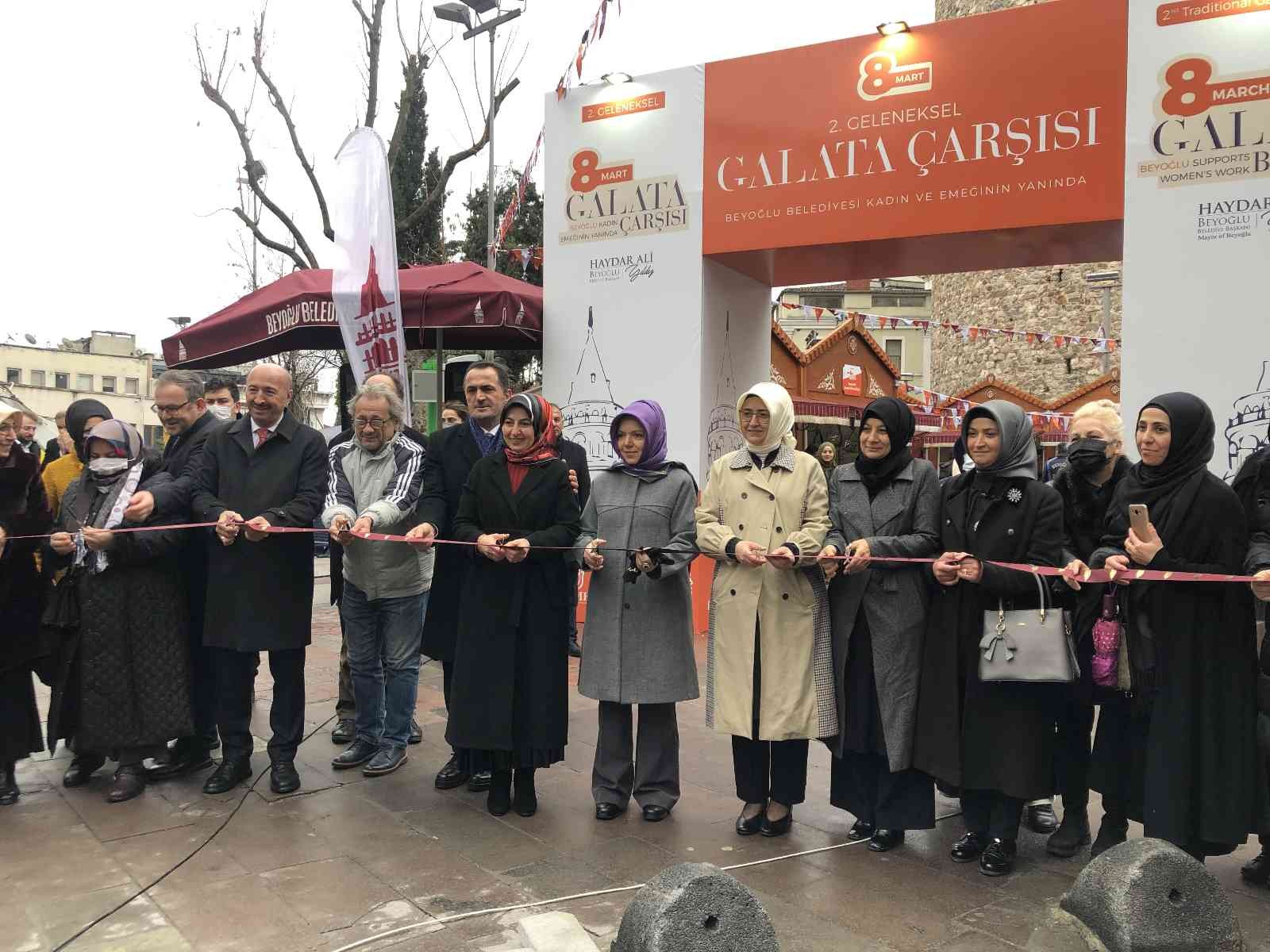 Beyoğlu’nda kadınlar, belediye tarafından geleneksel olarak her yıl açılan 8 Mart Galata Çarşısı’nda buluştu. 8 Mart Dünya Kadınlar Günü ...