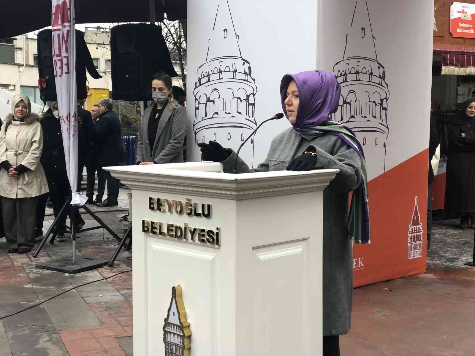 Beyoğlu’nda kadınlar, belediye tarafından geleneksel olarak her yıl açılan 8 Mart Galata Çarşısı’nda buluştu. 8 Mart Dünya Kadınlar Günü ...