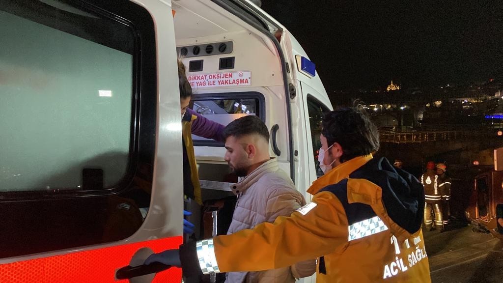 Beyoğlu’nda aşırı hızlı olduğu iddia edilen araç, yol ayrımında önce refüje ardından ise trafik levhasına çarparak takla attı. Kazada 1’i ağır 3 ...