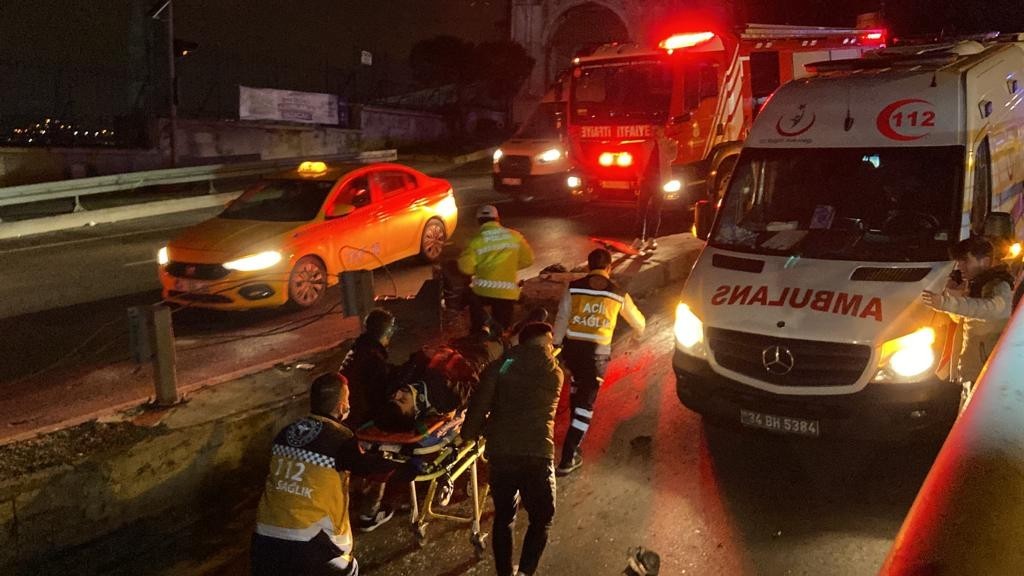 Beyoğlu’nda aşırı hızlı olduğu iddia edilen araç, yol ayrımında önce refüje ardından ise trafik levhasına çarparak takla attı. Kazada 1’i ağır 3 ...