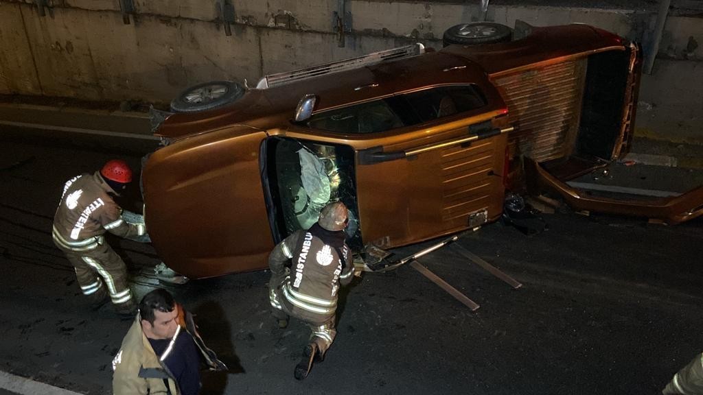 Beyoğlu’nda aşırı hızlı olduğu iddia edilen araç, yol ayrımında önce refüje ardından ise trafik levhasına çarparak takla attı. Kazada 1’i ağır 3 ...