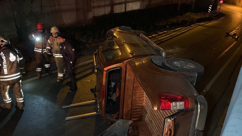 Beyoğlu’nda aşırı hızlı olduğu iddia edilen araç, yol ayrımında önce refüje ardından ise trafik levhasına çarparak takla attı. Kazada 1’i ağır 3 ...