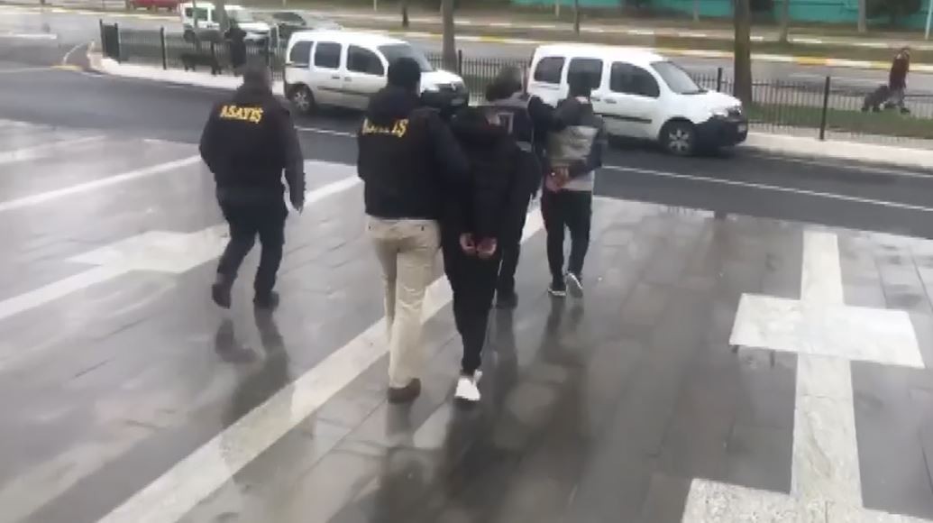 Tekirdağ’ın Süleymanpaşa ilçesinde 2 kişiyi bıçakla gasp eden 2 zanlı, polis ekiplerince yakalanıp sevk edildikleri adli mercilerce tutuklandı ...