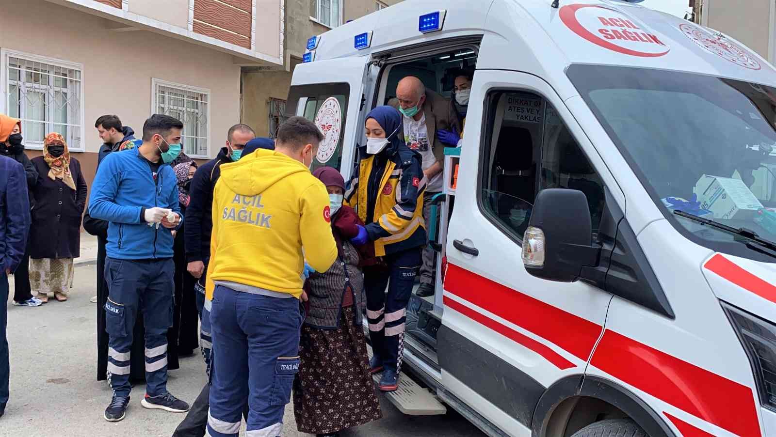 Kocaeli’nin Gebze ilçesinde üç katlı bir binanın çatısında çıkan yangında 3 kişi dumandan etkilendi. Yangın, Kocaeli’nin Gebze ilçesi Beylikbağı ...