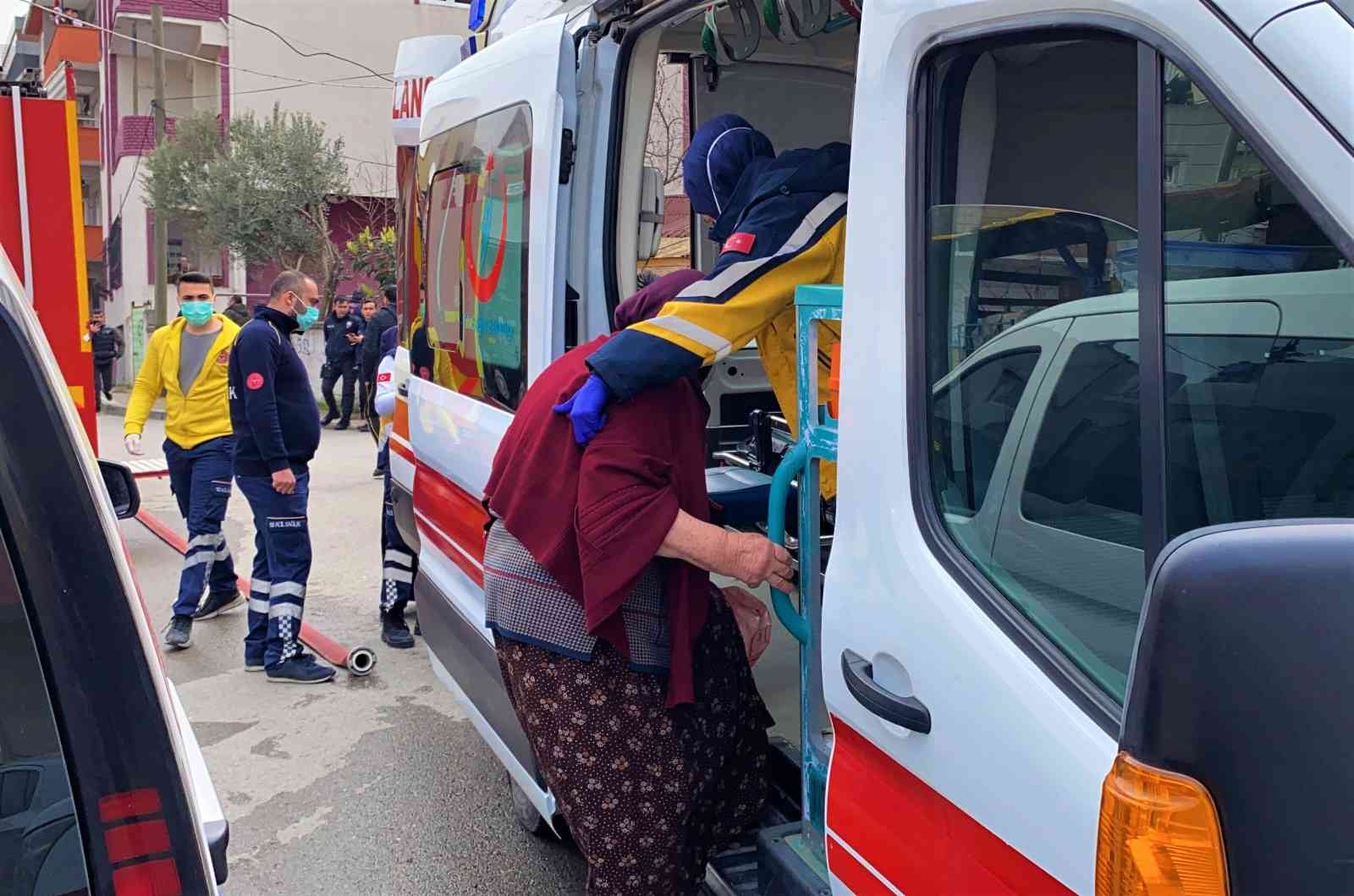 Kocaeli’nin Gebze ilçesinde üç katlı bir binanın çatısında çıkan yangında 3 kişi dumandan etkilendi. Yangın, Kocaeli’nin Gebze ilçesi Beylikbağı ...