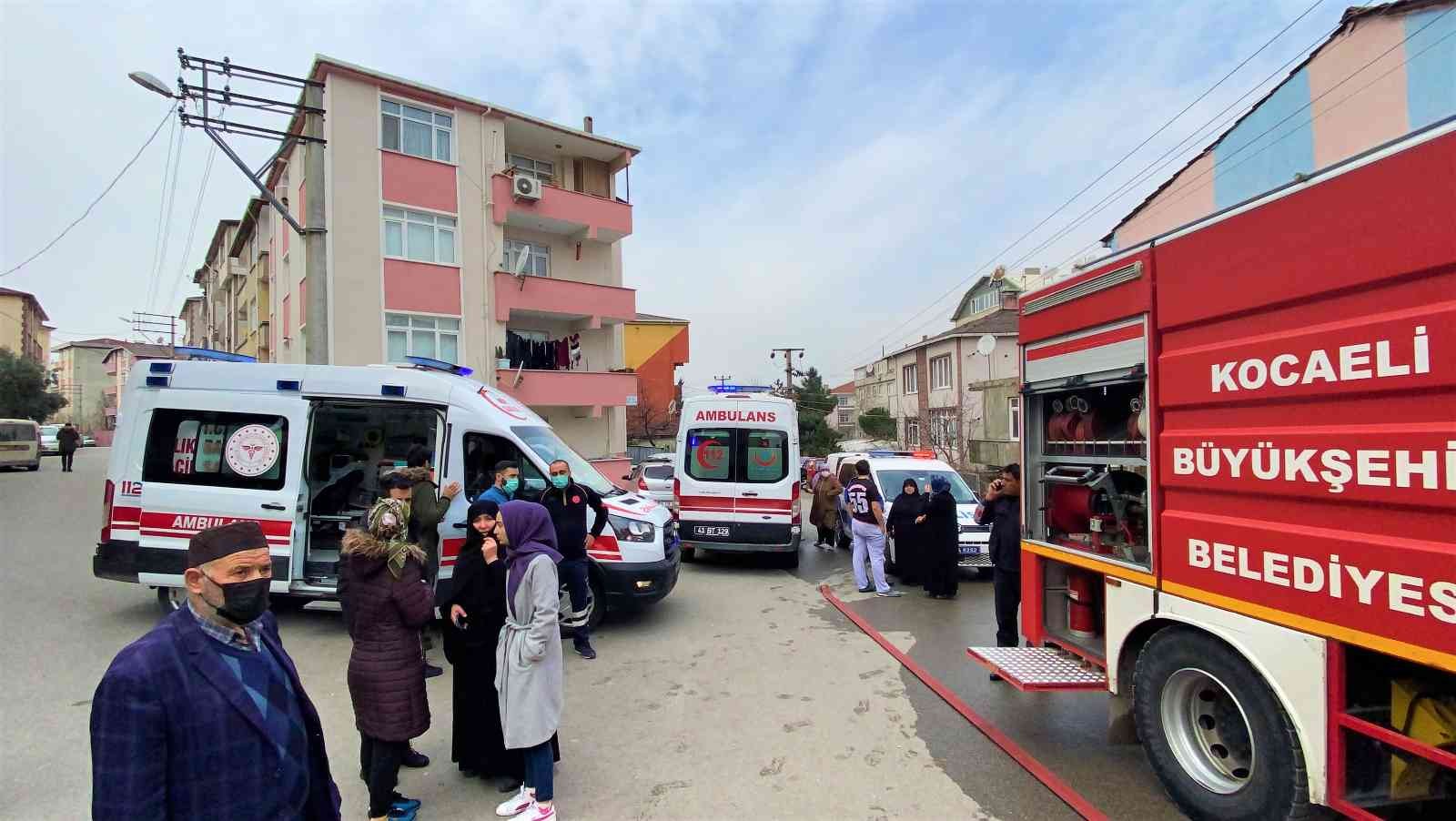 Kocaeli’nin Gebze ilçesinde üç katlı bir binanın çatısında çıkan yangında 3 kişi dumandan etkilendi. Yangın, Kocaeli’nin Gebze ilçesi Beylikbağı ...