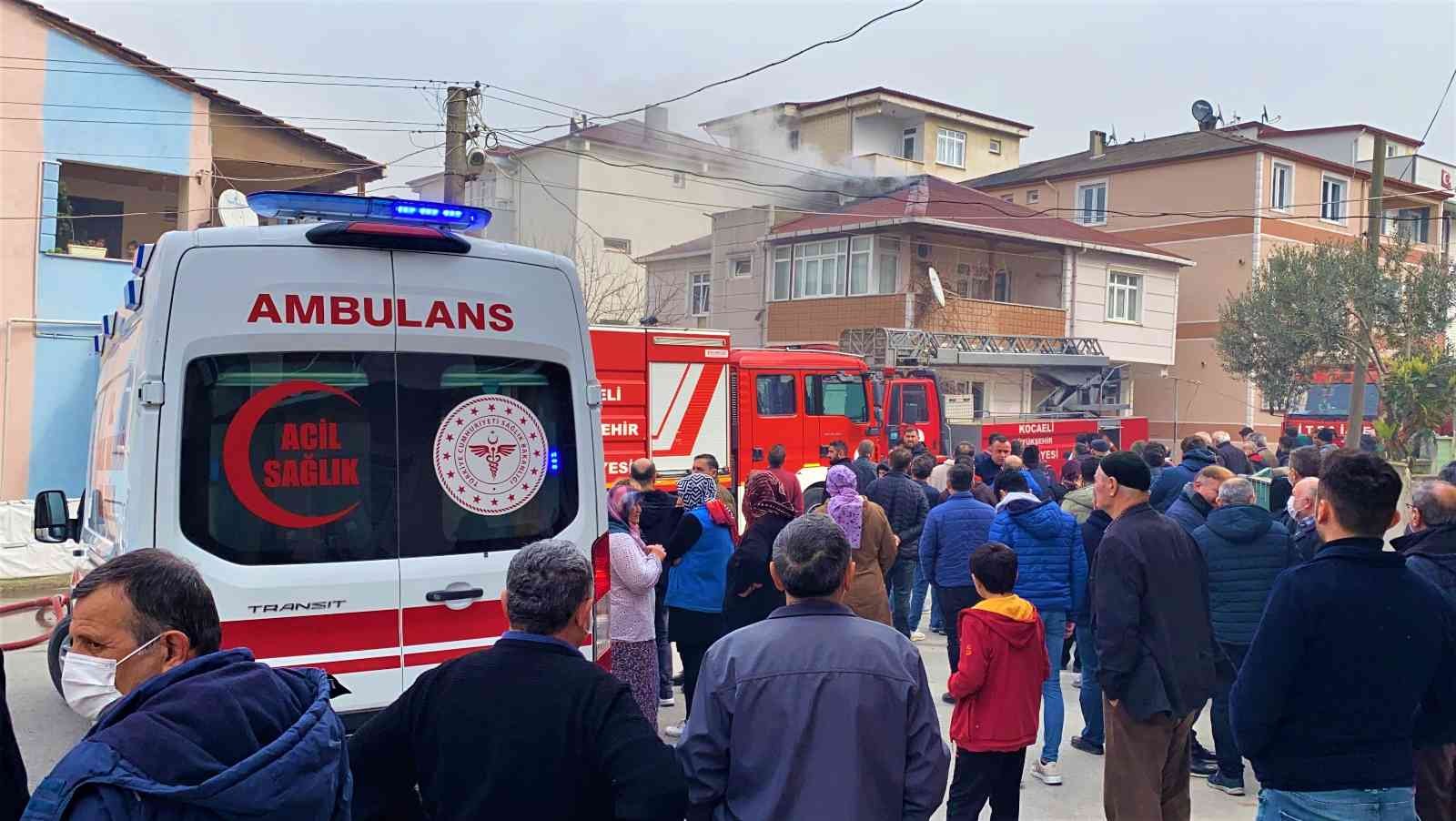 Kocaeli’nin Gebze ilçesinde üç katlı bir binanın çatısında çıkan yangında 3 kişi dumandan etkilendi. Yangın, Kocaeli’nin Gebze ilçesi Beylikbağı ...