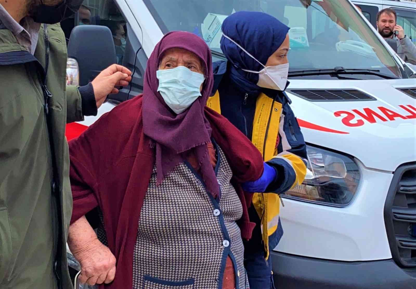 Kocaeli’nin Gebze ilçesinde üç katlı bir binanın çatısında çıkan yangında 3 kişi dumandan etkilendi. Yangın, Kocaeli’nin Gebze ilçesi Beylikbağı ...