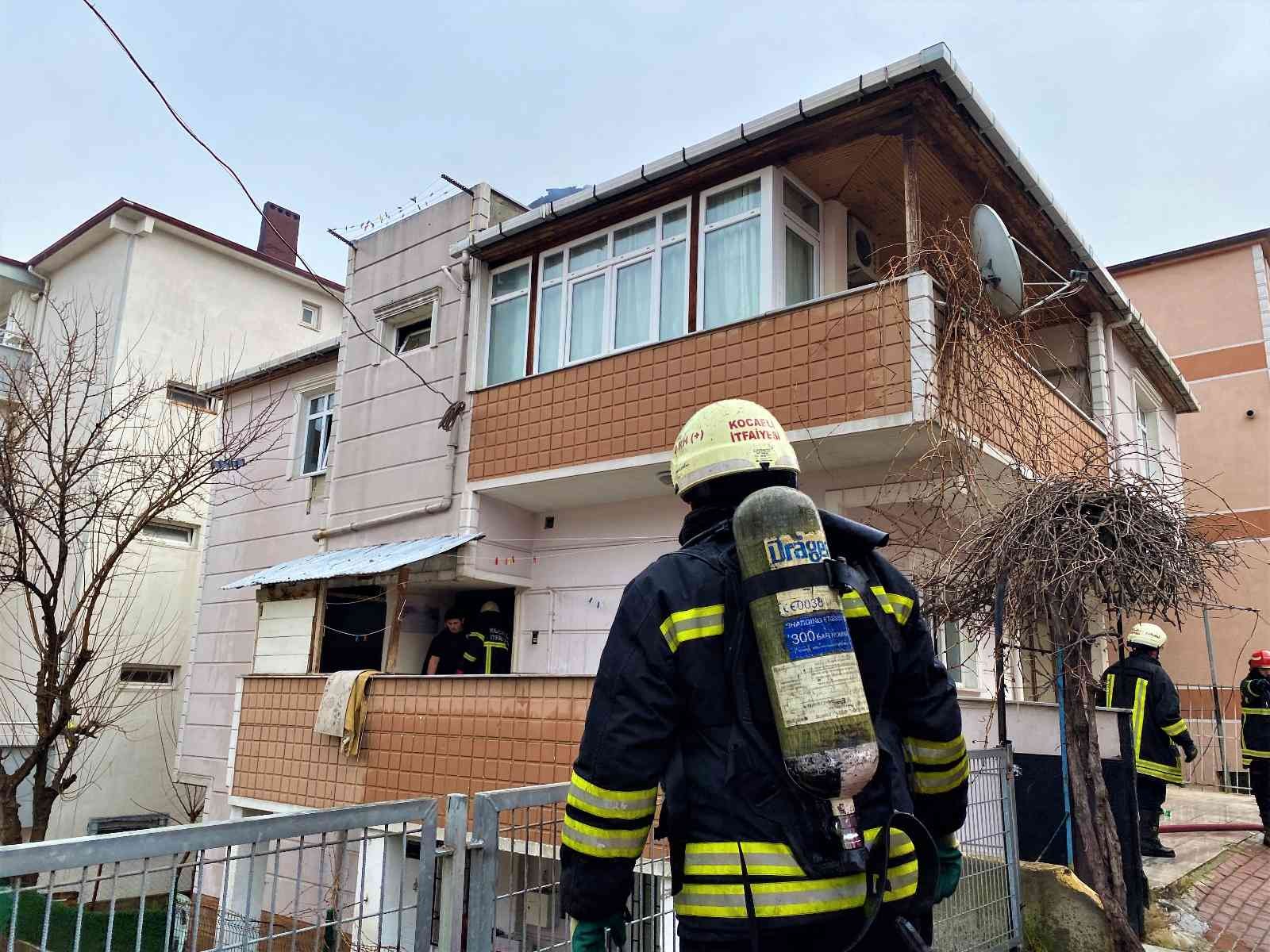 Kocaeli’nin Gebze ilçesinde üç katlı bir binanın çatısında çıkan yangında 3 kişi dumandan etkilendi. Yangın, Kocaeli’nin Gebze ilçesi Beylikbağı ...