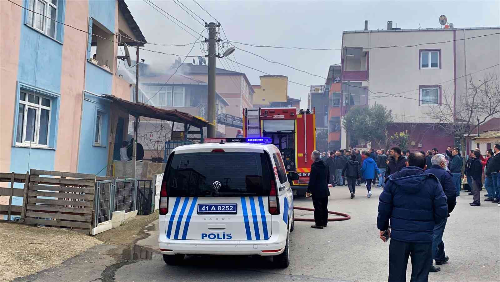 Kocaeli’nin Gebze ilçesinde üç katlı bir binanın çatısında çıkan yangında 3 kişi dumandan etkilendi. Yangın, Kocaeli’nin Gebze ilçesi Beylikbağı ...