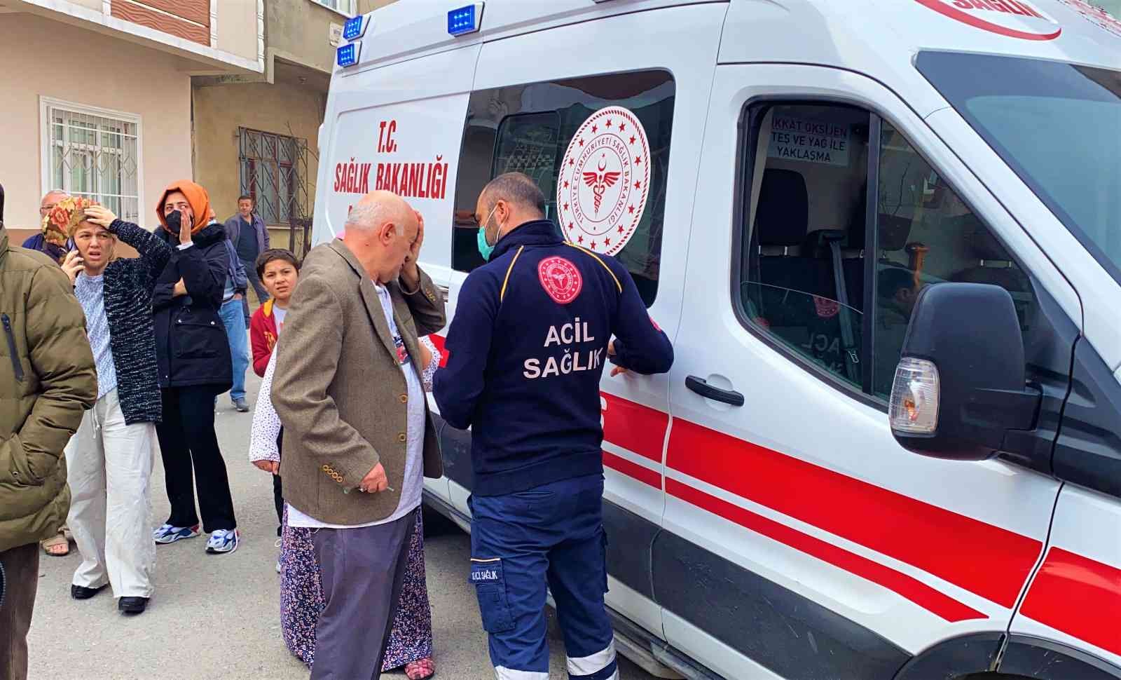 Kocaeli’nin Gebze ilçesinde üç katlı bir binanın çatısında çıkan yangında 3 kişi dumandan etkilendi. Yangın, Kocaeli’nin Gebze ilçesi Beylikbağı ...