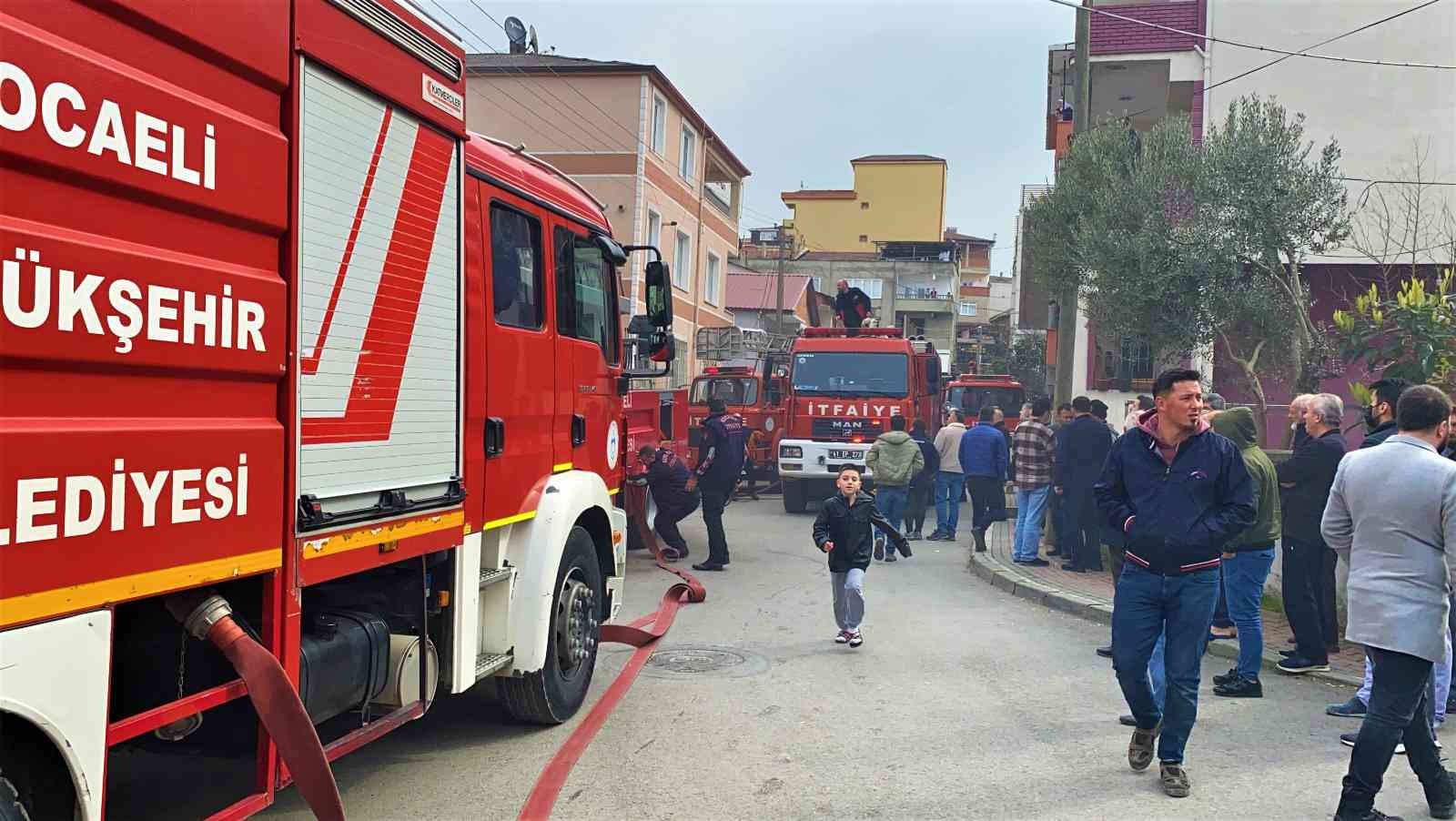 Kocaeli’nin Gebze ilçesinde üç katlı bir binanın çatısında çıkan yangında 3 kişi dumandan etkilendi. Yangın, Kocaeli’nin Gebze ilçesi Beylikbağı ...