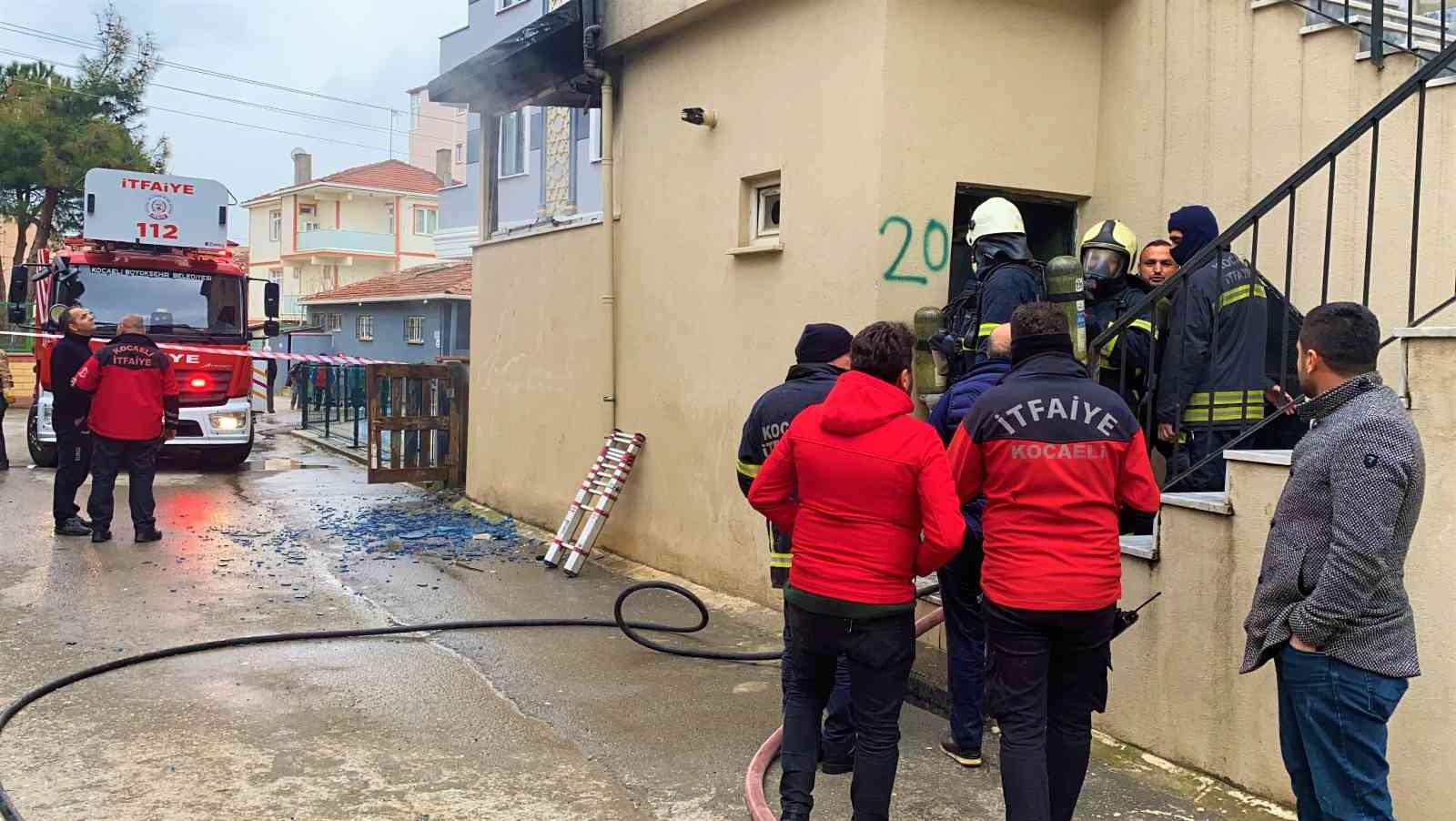 Kocaeli’nin Darıca ilçesinde 4 katlı bir binanın giriş katında çıkan yangın, itfaiye ekiplerinin müdahalesiyle söndürüldü. Edinilen bilgiye göre ...