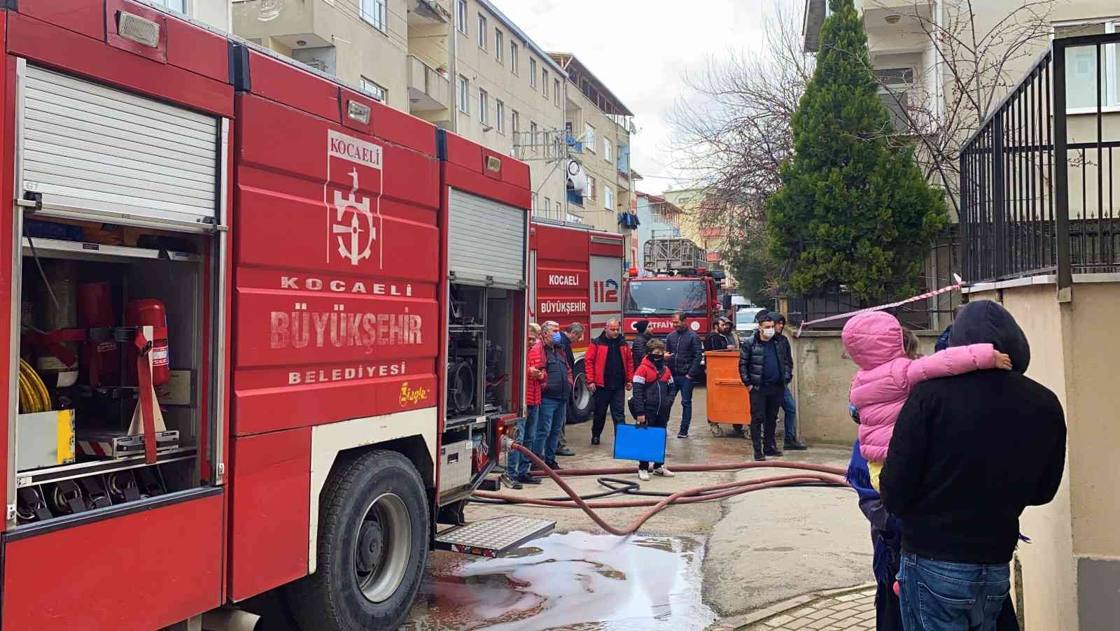 Kocaeli’nin Darıca ilçesinde 4 katlı bir binanın giriş katında çıkan yangın, itfaiye ekiplerinin müdahalesiyle söndürüldü. Edinilen bilgiye göre ...