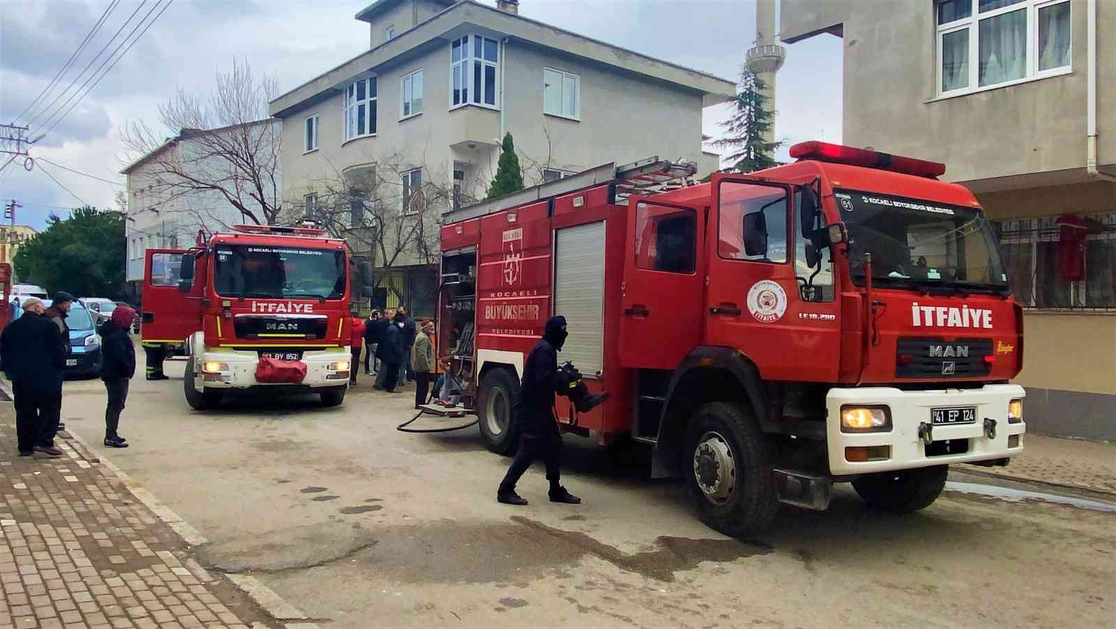 Kocaeli’nin Darıca ilçesinde 4 katlı bir binanın giriş katında çıkan yangın, itfaiye ekiplerinin müdahalesiyle söndürüldü. Edinilen bilgiye göre ...