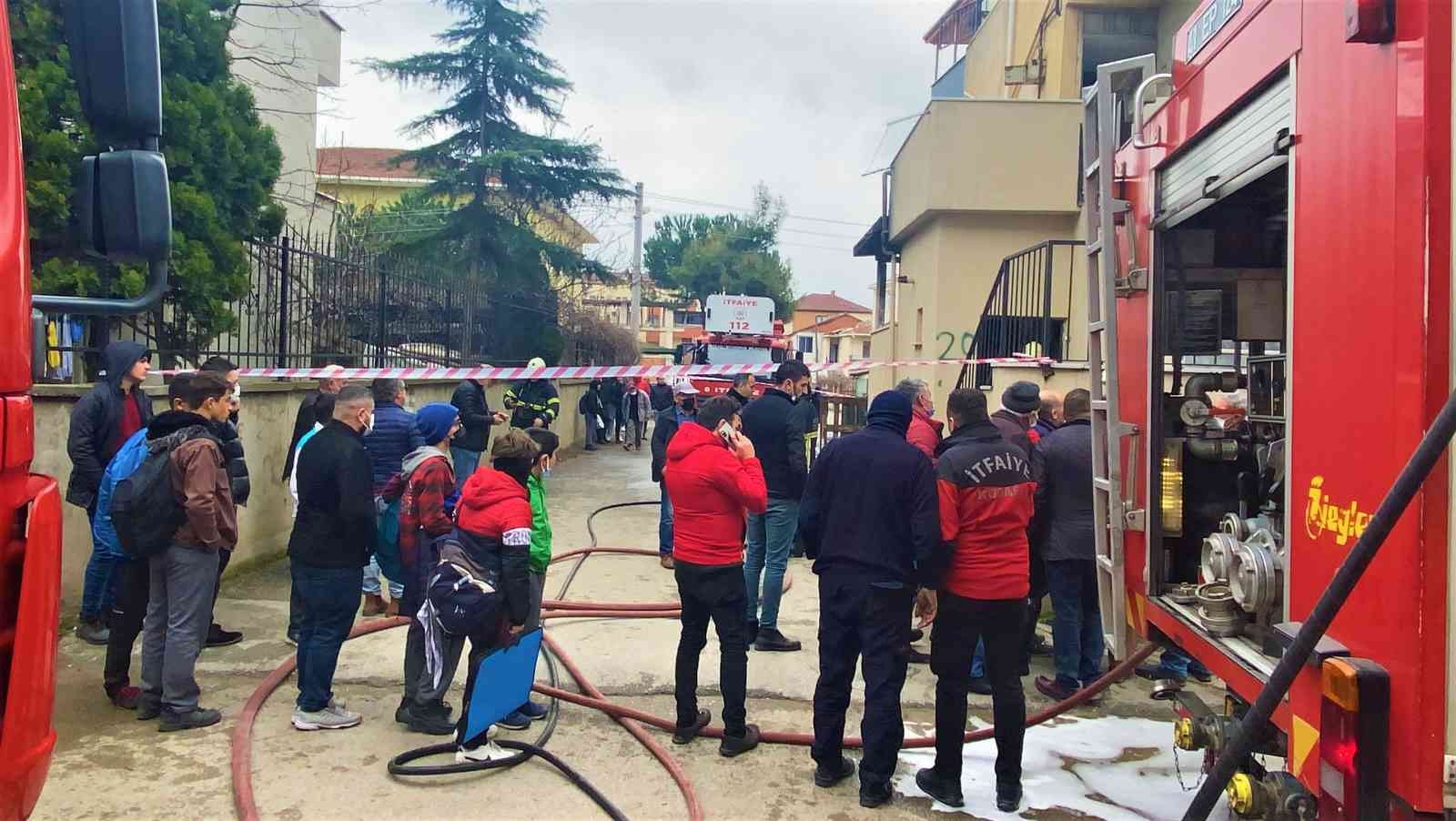 Kocaeli’nin Darıca ilçesinde 4 katlı bir binanın giriş katında çıkan yangın, itfaiye ekiplerinin müdahalesiyle söndürüldü. Edinilen bilgiye göre ...