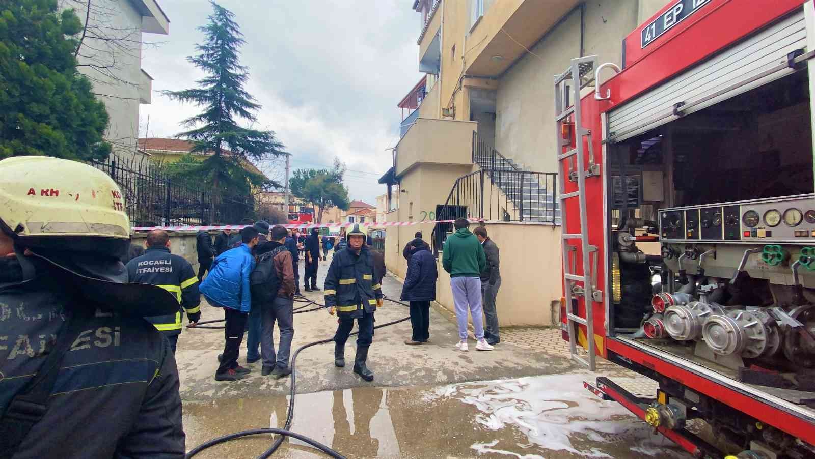 Kocaeli’nin Darıca ilçesinde 4 katlı bir binanın giriş katında çıkan yangın, itfaiye ekiplerinin müdahalesiyle söndürüldü. Edinilen bilgiye göre ...