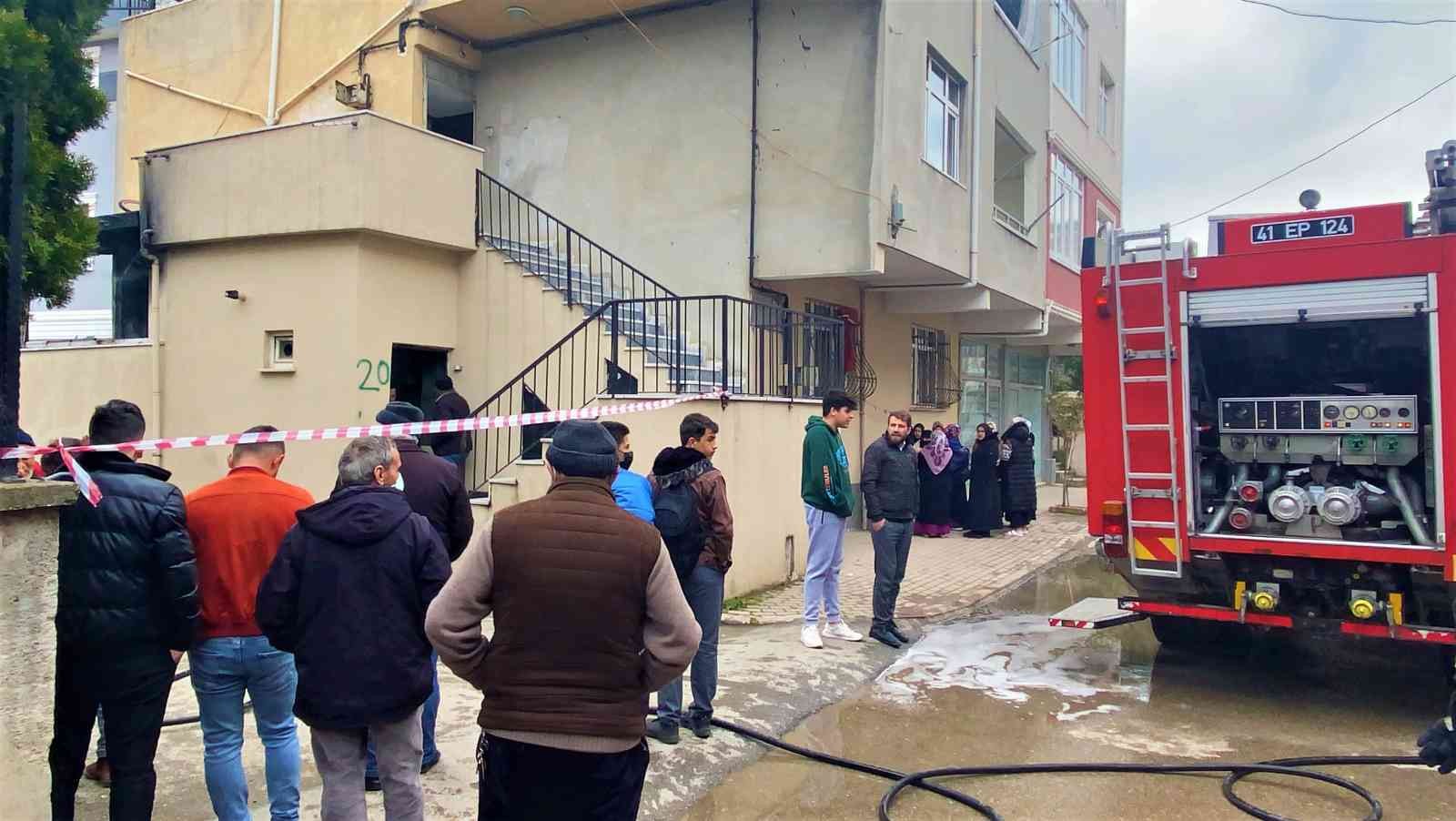 Kocaeli’nin Darıca ilçesinde 4 katlı bir binanın giriş katında çıkan yangın, itfaiye ekiplerinin müdahalesiyle söndürüldü. Edinilen bilgiye göre ...