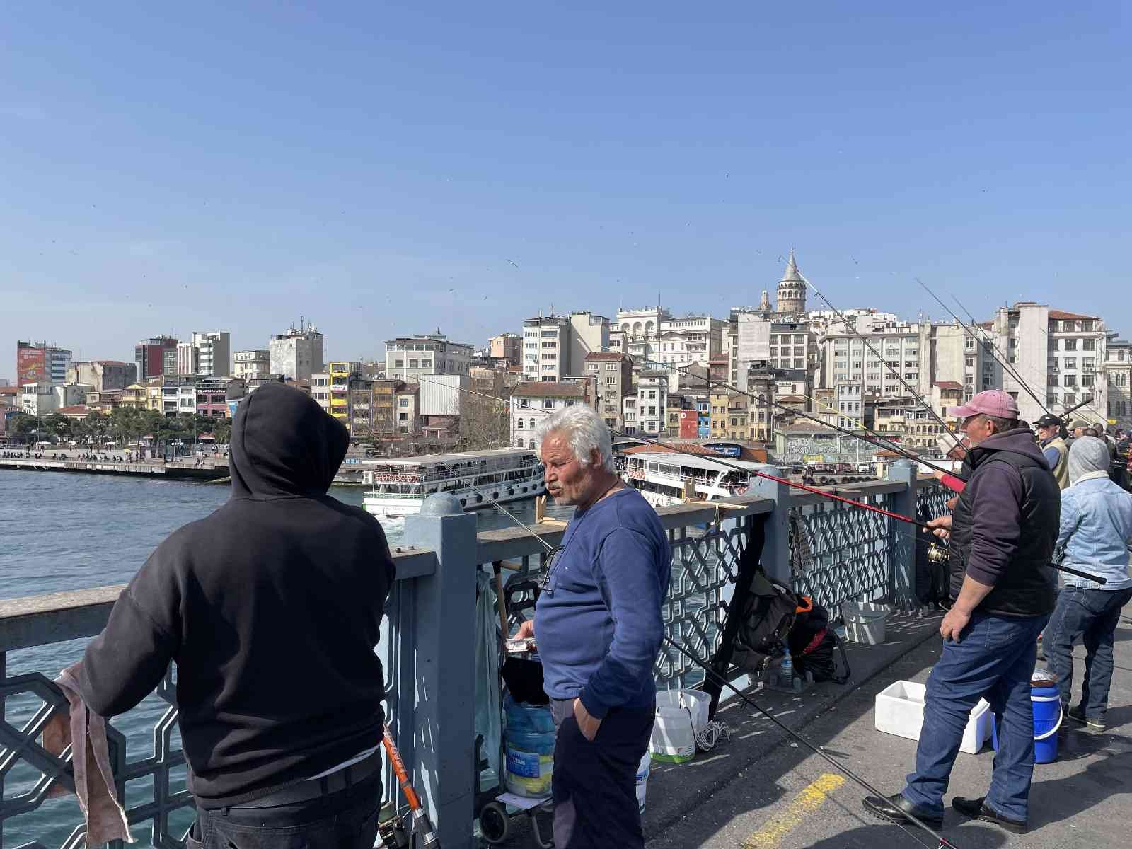 İstanbul Boğazı’ndaki istavrit bolluğu balıkların küçük olmasına rağmen olta balıkçılarının yüzünü güldürdü. İstanbul Boğazı’nda günlerdir süren ...