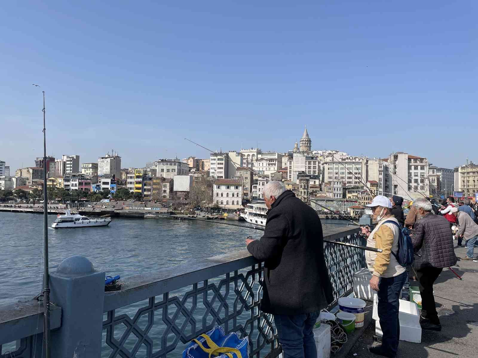 İstanbul Boğazı’ndaki istavrit bolluğu balıkların küçük olmasına rağmen olta balıkçılarının yüzünü güldürdü. İstanbul Boğazı’nda günlerdir süren ...