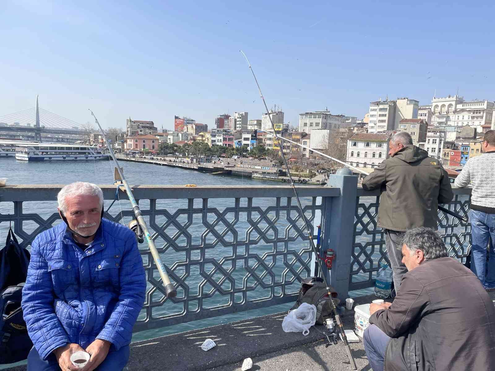 İstanbul Boğazı’ndaki istavrit bolluğu balıkların küçük olmasına rağmen olta balıkçılarının yüzünü güldürdü. İstanbul Boğazı’nda günlerdir süren ...