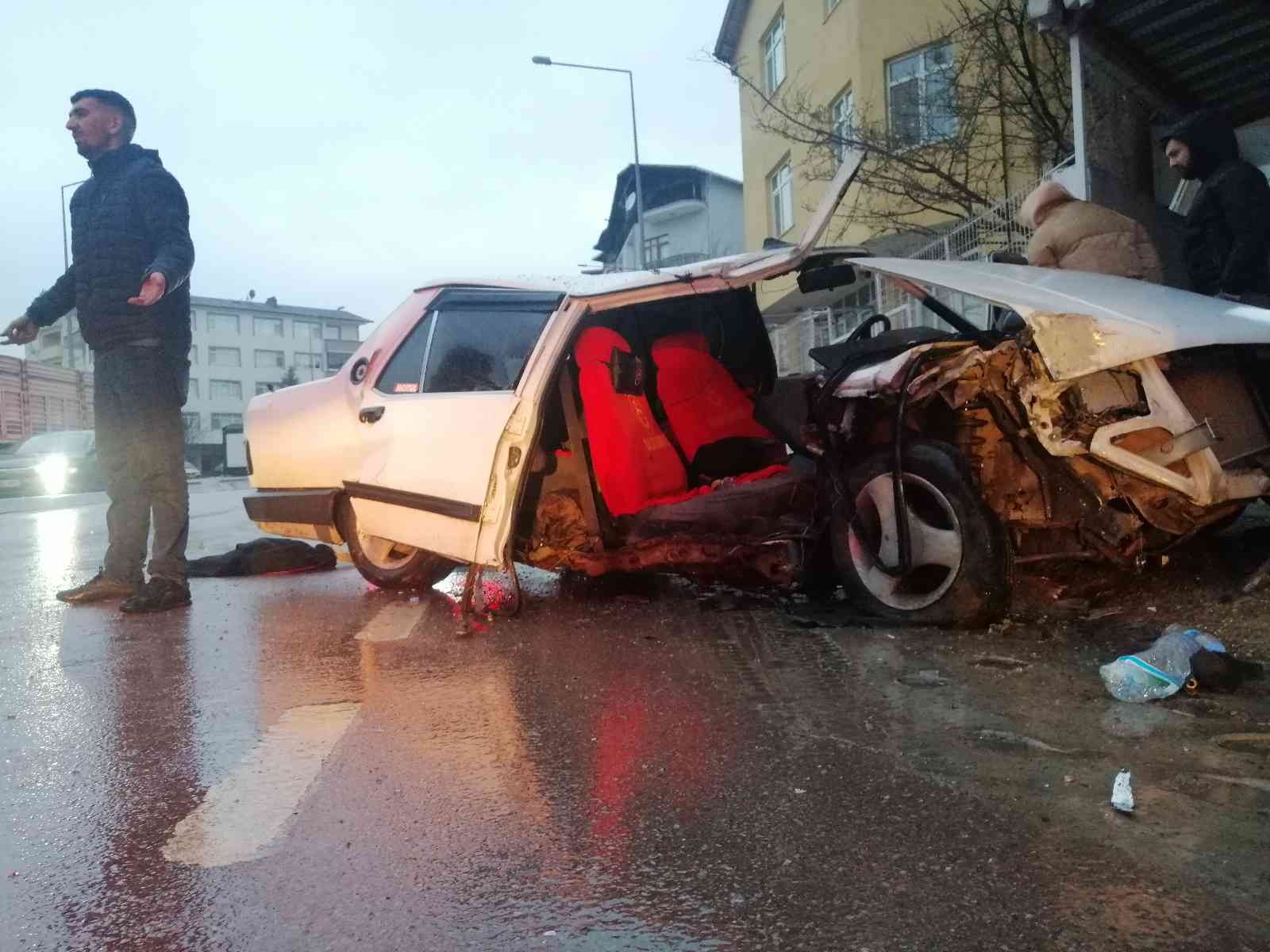 Kocaeli’de seyir halindeki otomobil aydınlatma direğine çarptı. Kaza sebebiyle otomobil parçalanıp hurdaya dönerken, 2 kişi yaralandı. Kaza ...