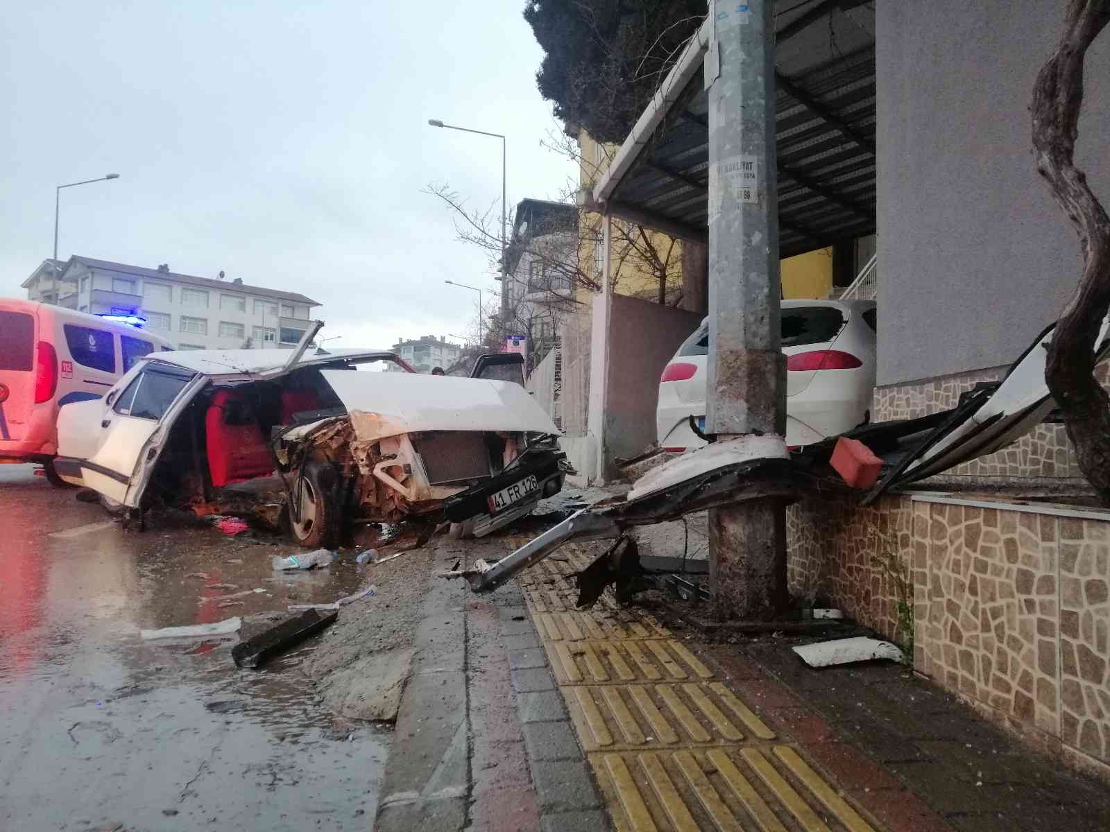 Kocaeli’de seyir halindeki otomobil aydınlatma direğine çarptı. Kaza sebebiyle otomobil parçalanıp hurdaya dönerken, 2 kişi yaralandı. Kaza ...