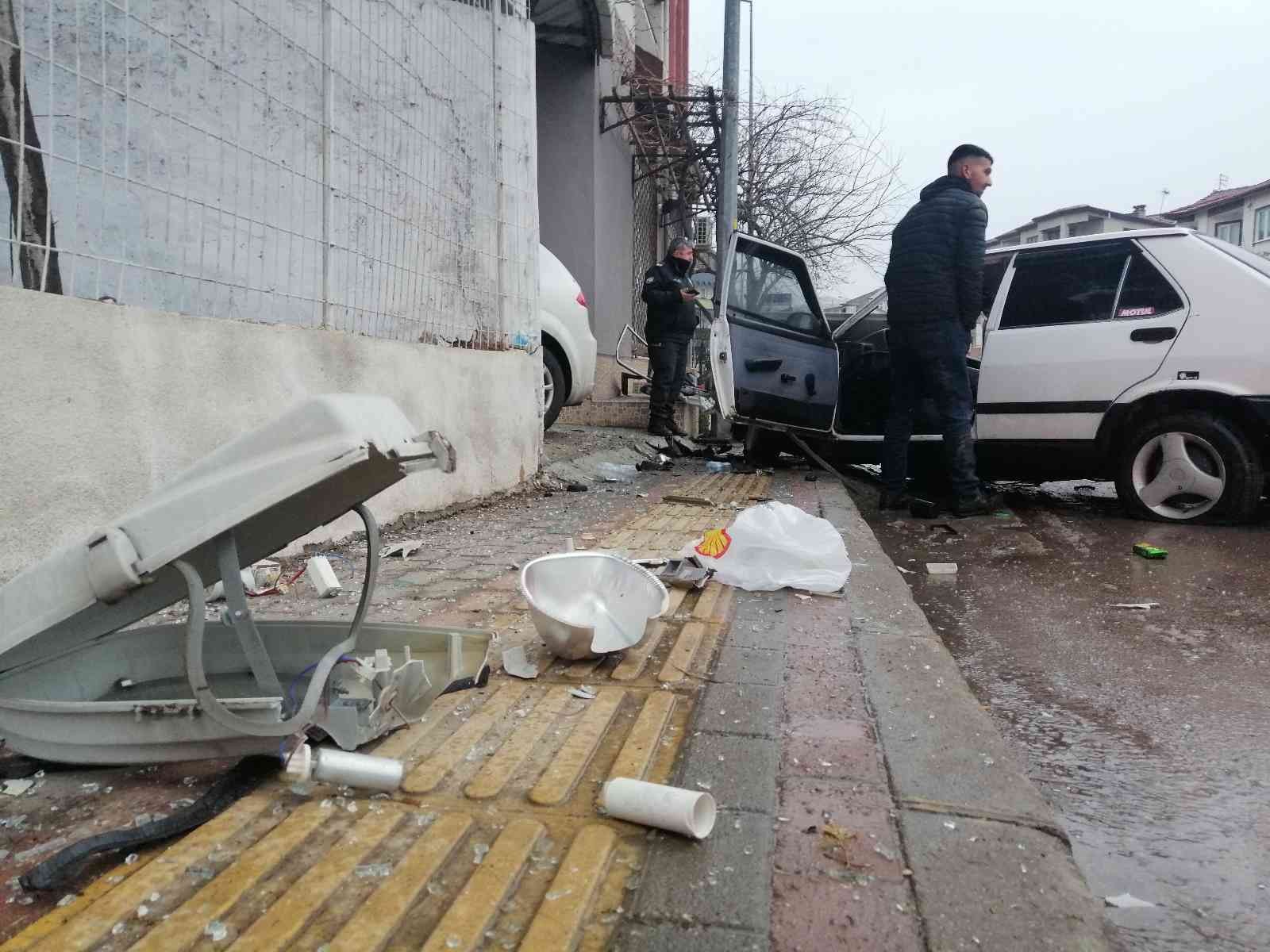 Kocaeli’de seyir halindeki otomobil aydınlatma direğine çarptı. Kaza sebebiyle otomobil parçalanıp hurdaya dönerken, 2 kişi yaralandı. Kaza ...