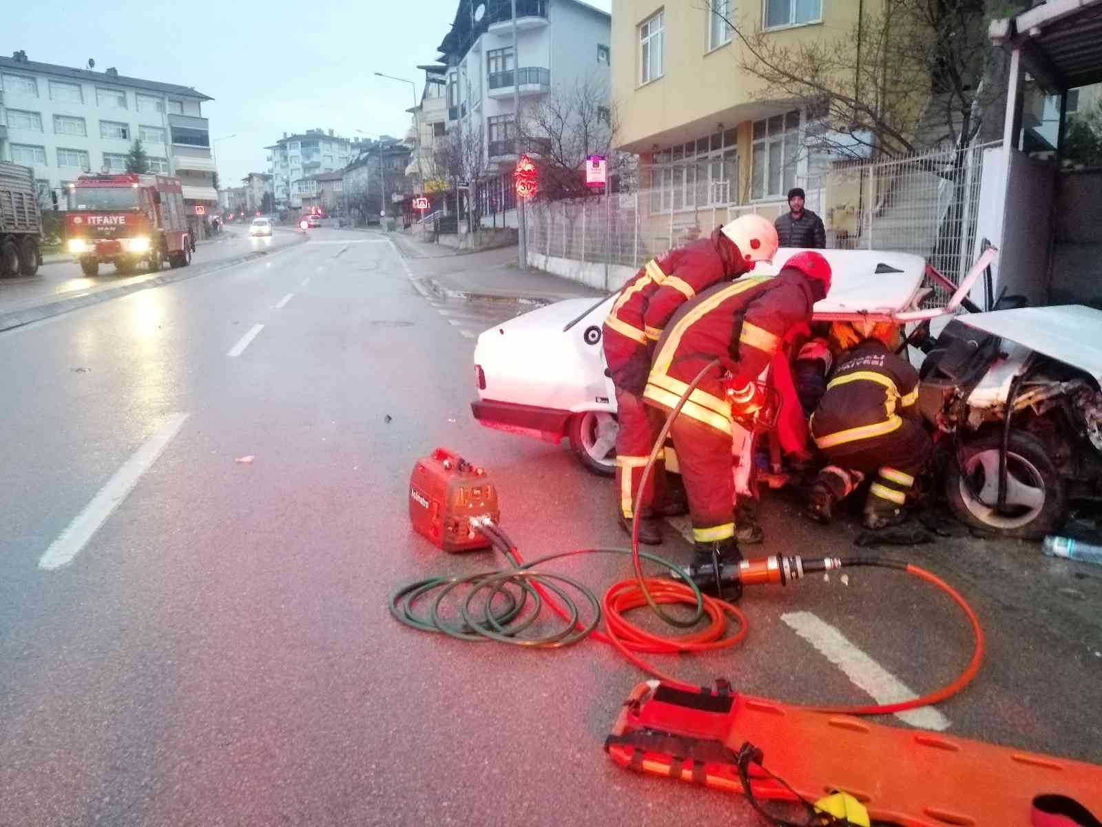 Kocaeli’de seyir halindeki otomobil aydınlatma direğine çarptı. Kaza sebebiyle otomobil parçalanıp hurdaya dönerken, 2 kişi yaralandı. Kaza ...