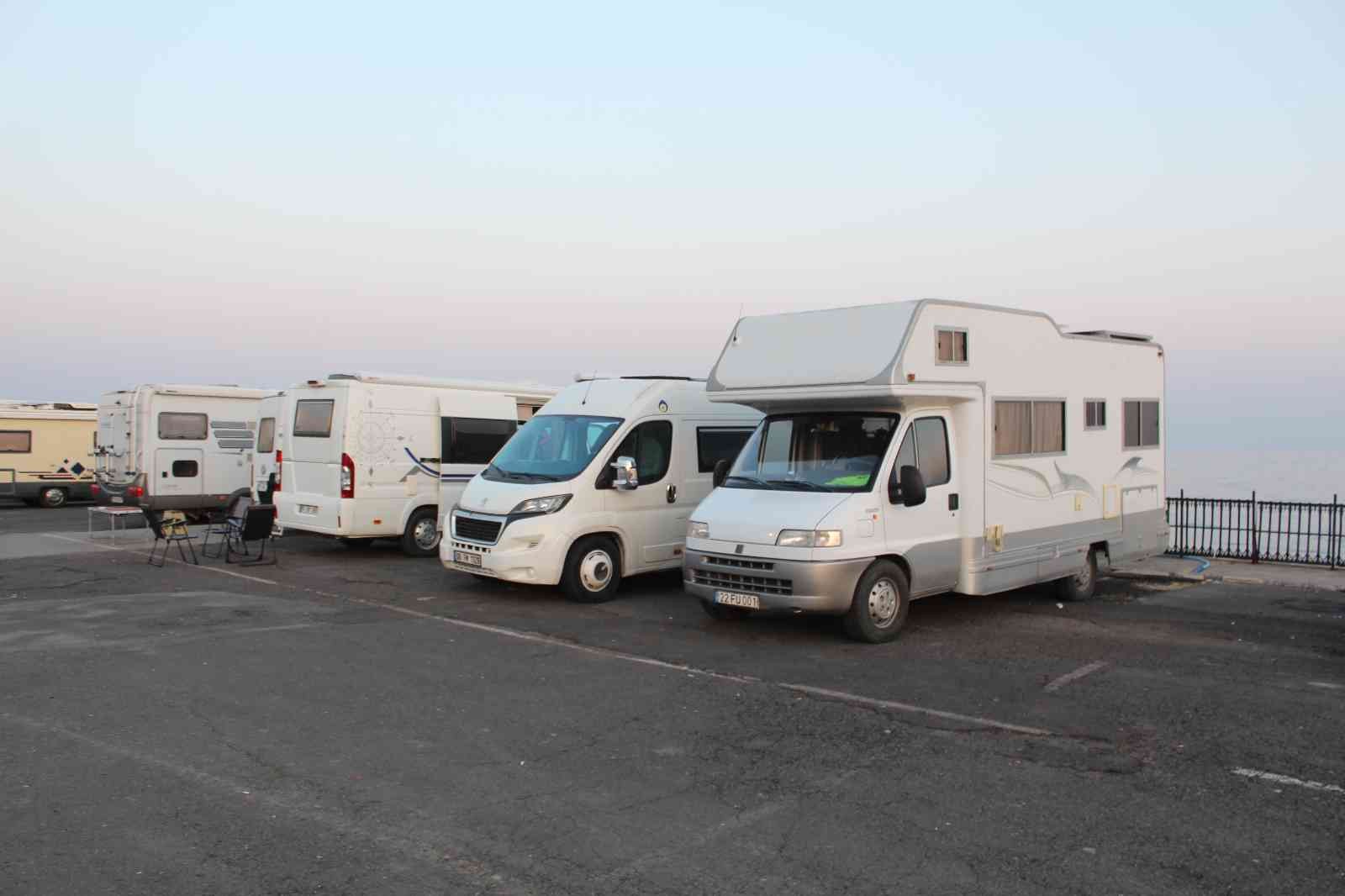 Bulgar karavan tutkunları, Tekirdağ’ın Süleymanpaşa ilçe sahiline akın etti. Bulgaristan’ın Başkenti Sofya ve Varna şehirlerinden karavanları ile ...