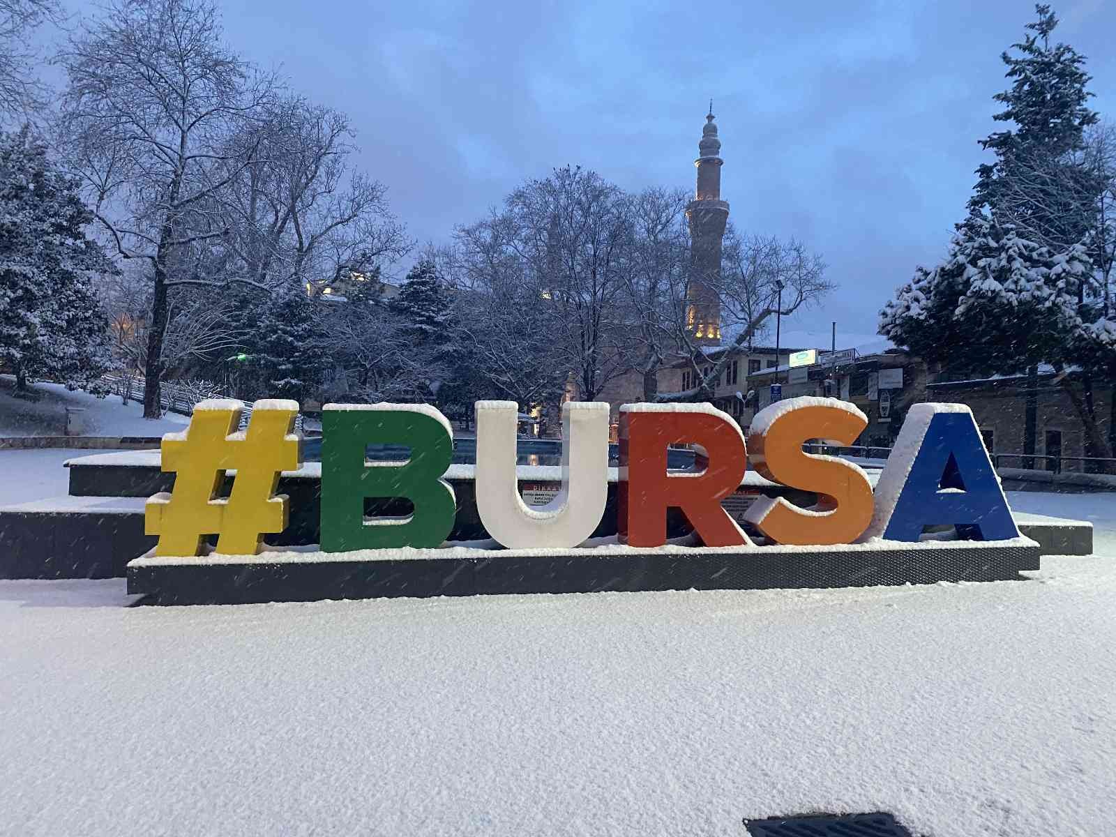 Bursa’da akşam saatlerinde etkili olan kar yağışı sabah saatlerinde de etkisini sürdürdü. Marmara’da etkili olan kar yağışı akşam saatlerinde ...