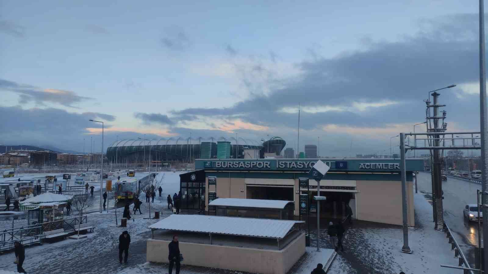 Bursa’da akşam saatlerinde etkili olan kar yağışı sabah saatlerinde de etkisini sürdürdü. Marmara’da etkili olan kar yağışı akşam saatlerinde ...