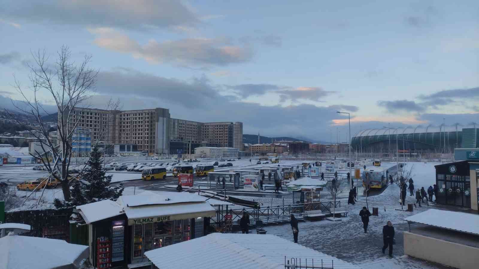 Bursa’da akşam saatlerinde etkili olan kar yağışı sabah saatlerinde de etkisini sürdürdü. Marmara’da etkili olan kar yağışı akşam saatlerinde ...