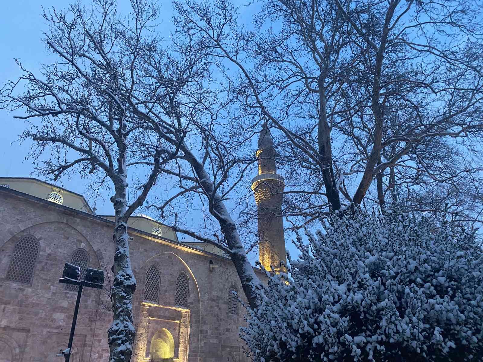 Bursa’da akşam saatlerinde etkili olan kar yağışı sabah saatlerinde de etkisini sürdürdü. Marmara’da etkili olan kar yağışı akşam saatlerinde ...