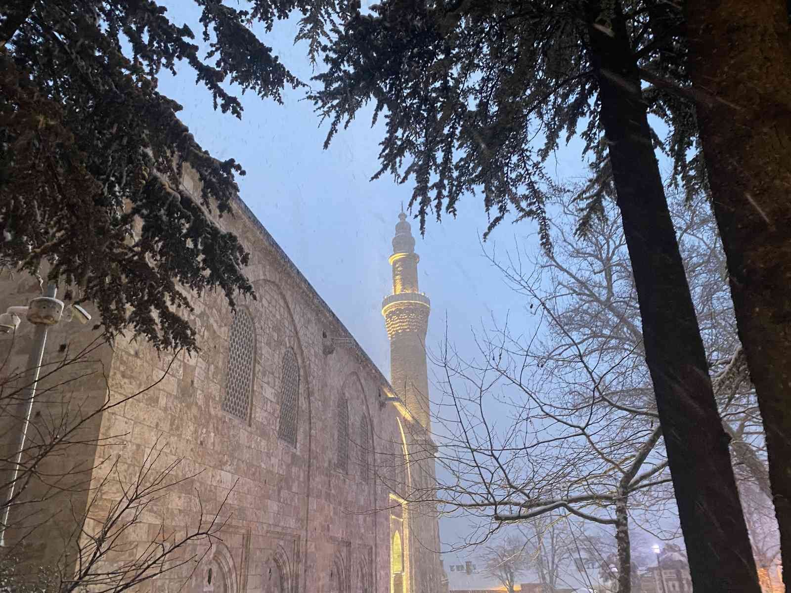 Bursa’da akşam saatlerinde etkili olan kar yağışı sabah saatlerinde de etkisini sürdürdü. Marmara’da etkili olan kar yağışı akşam saatlerinde ...